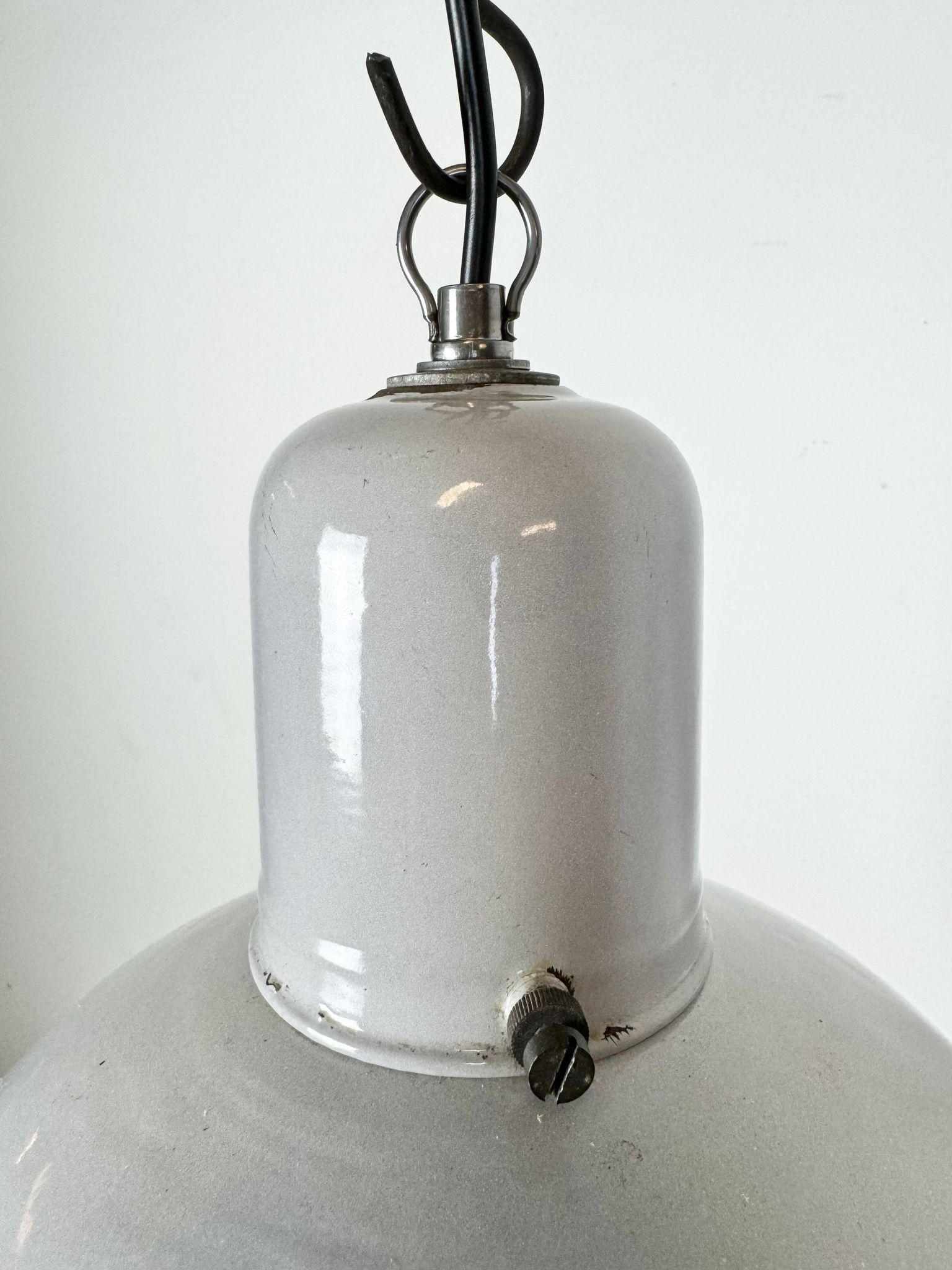 Lampe à suspension industrielle en émail gris, années 1960