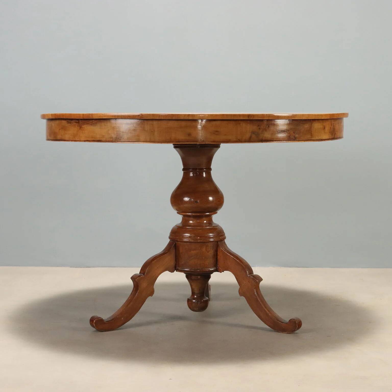 Round walnut table with marquetry of Vittorio Emanuele II