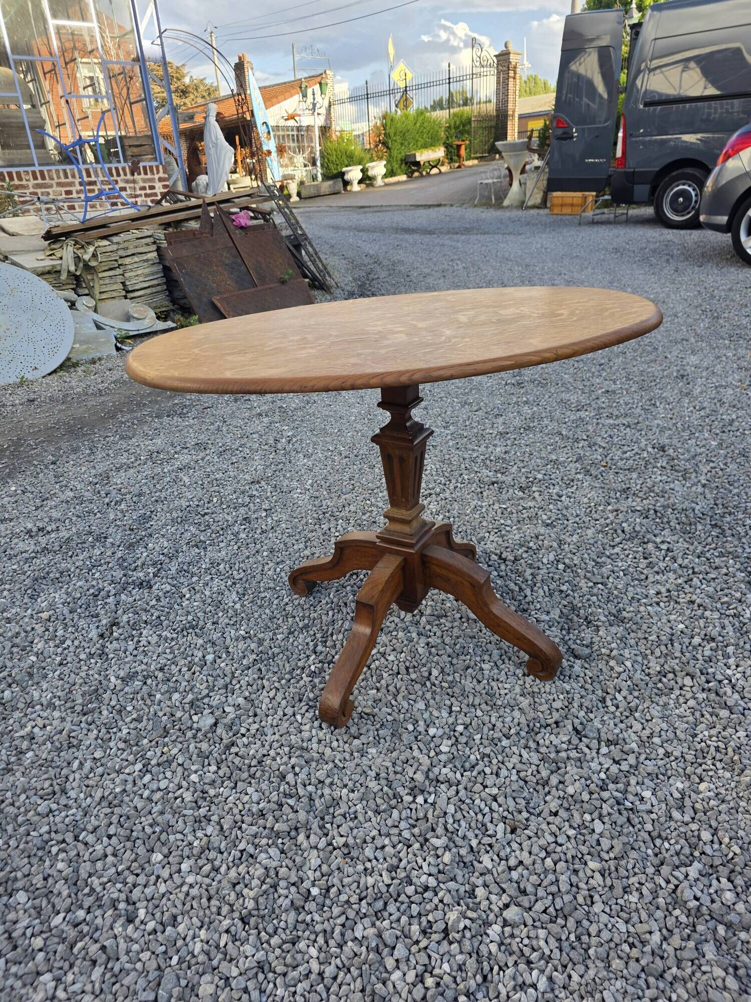 Oak guéridon table from the early 20th century.