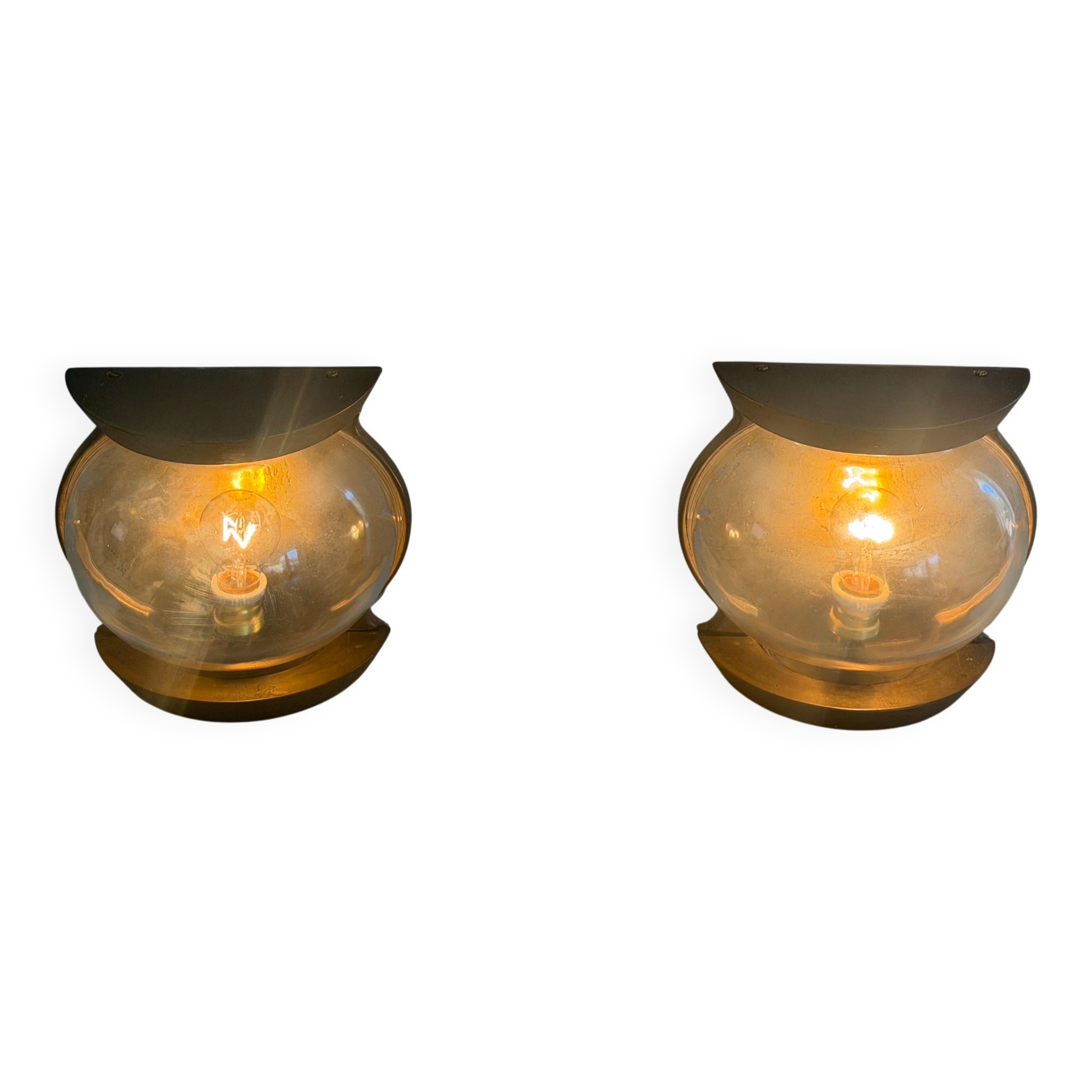 Pair of bronze and glass wall lights from the mid-century, 1960, Italy.