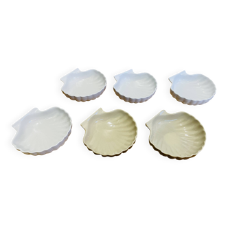 Shell-shaped plates. Scallop shell. Ceramic.