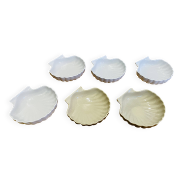 Shell-shaped plates. Scallop shell. Ceramic.