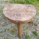 Tabouret tripode en bois brut