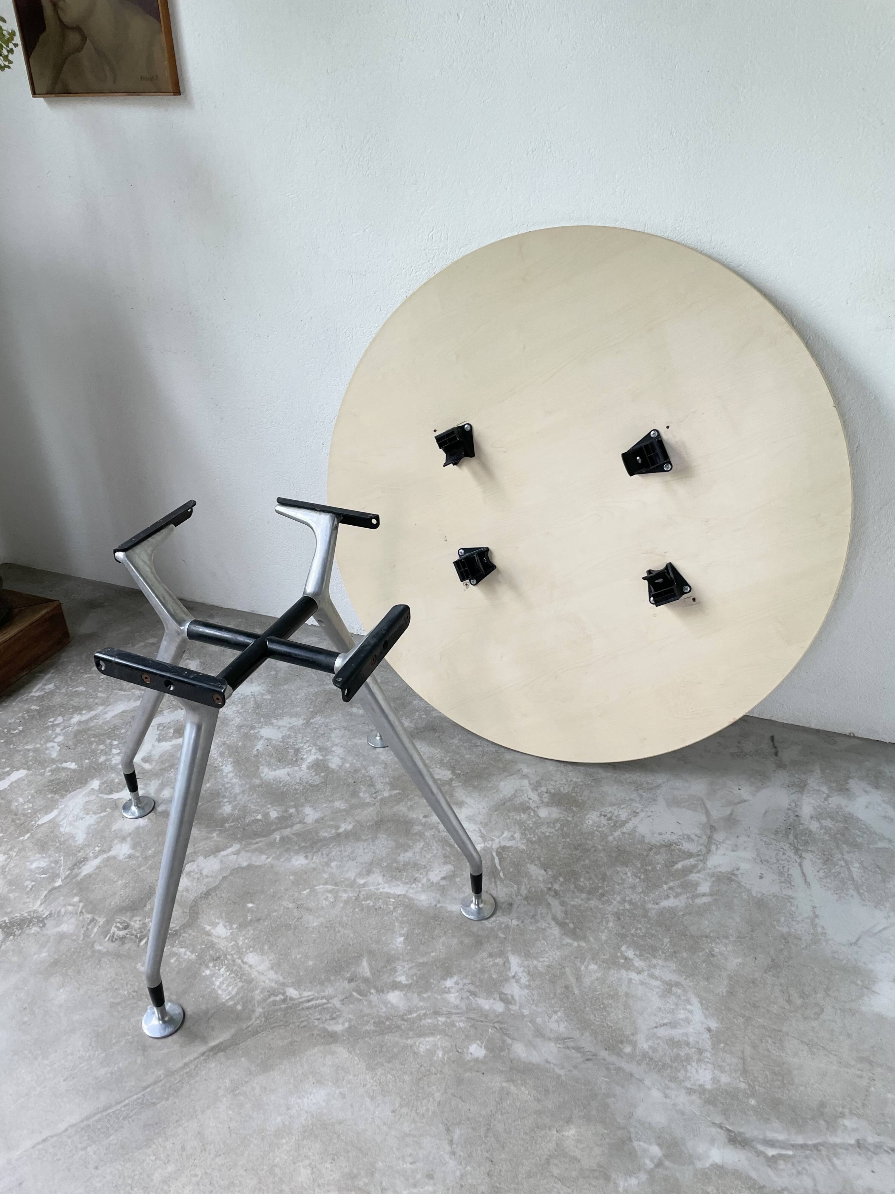 Tecno Nomos Round Table Brushed Metal