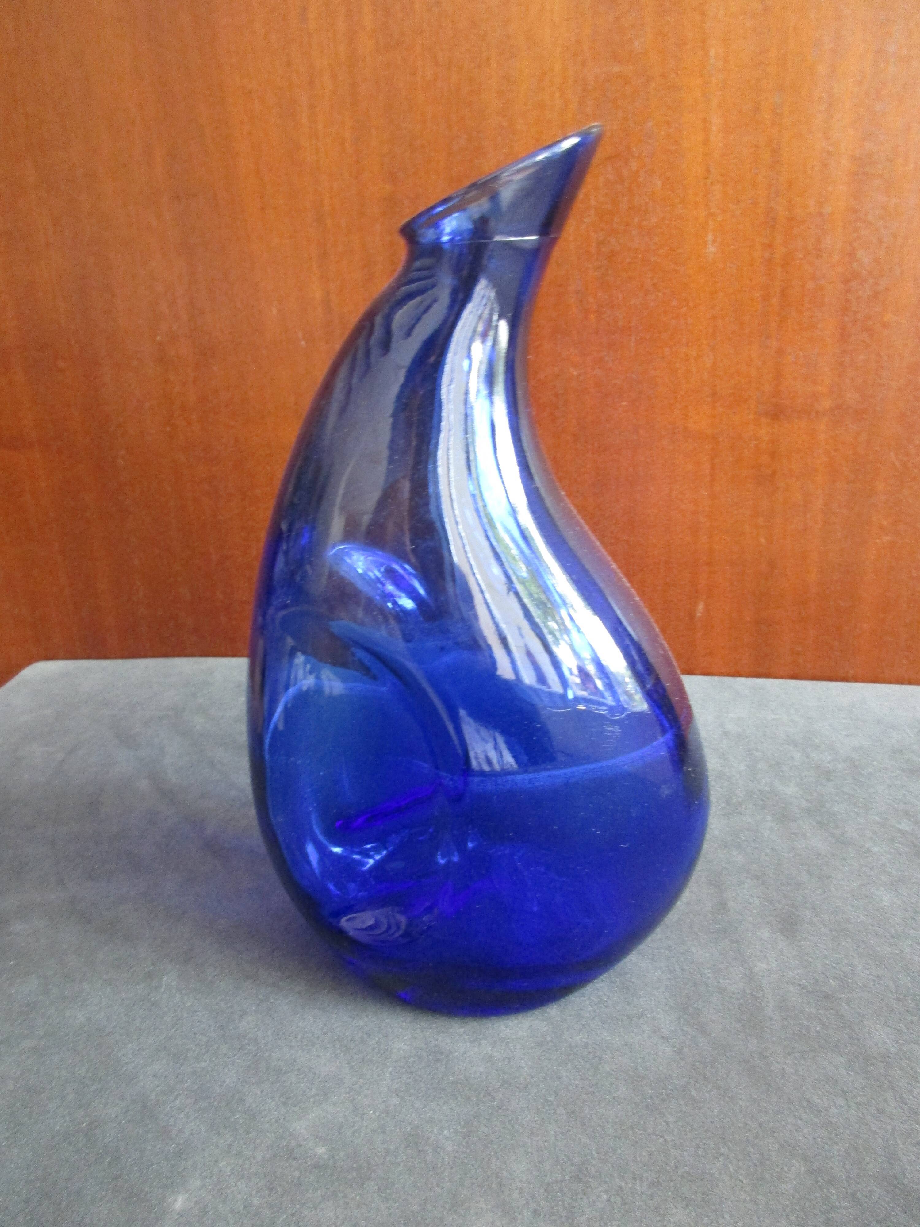 Broc a eau en verre bleu