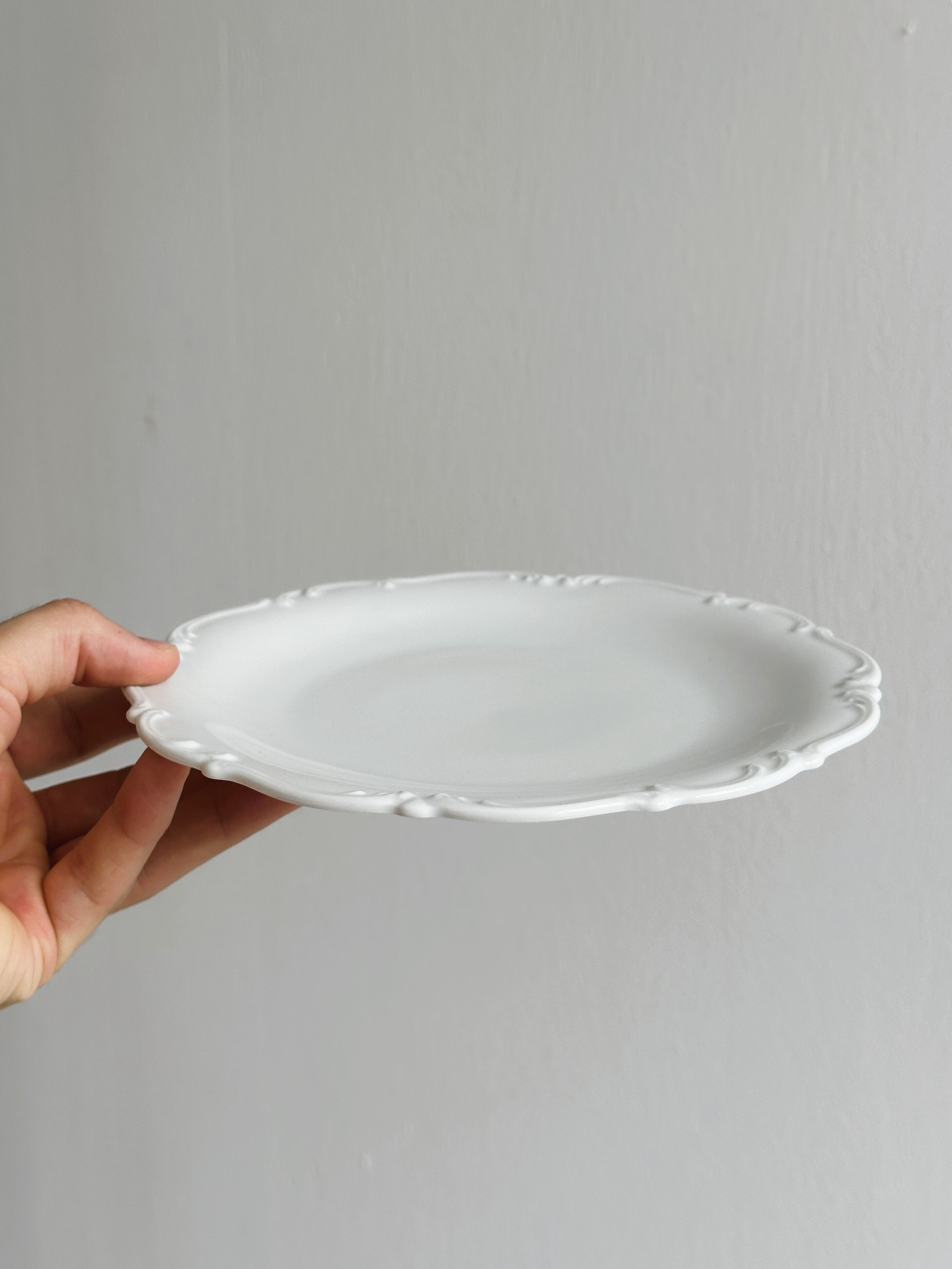 7 assiettes anciennes en porcelaine blanche