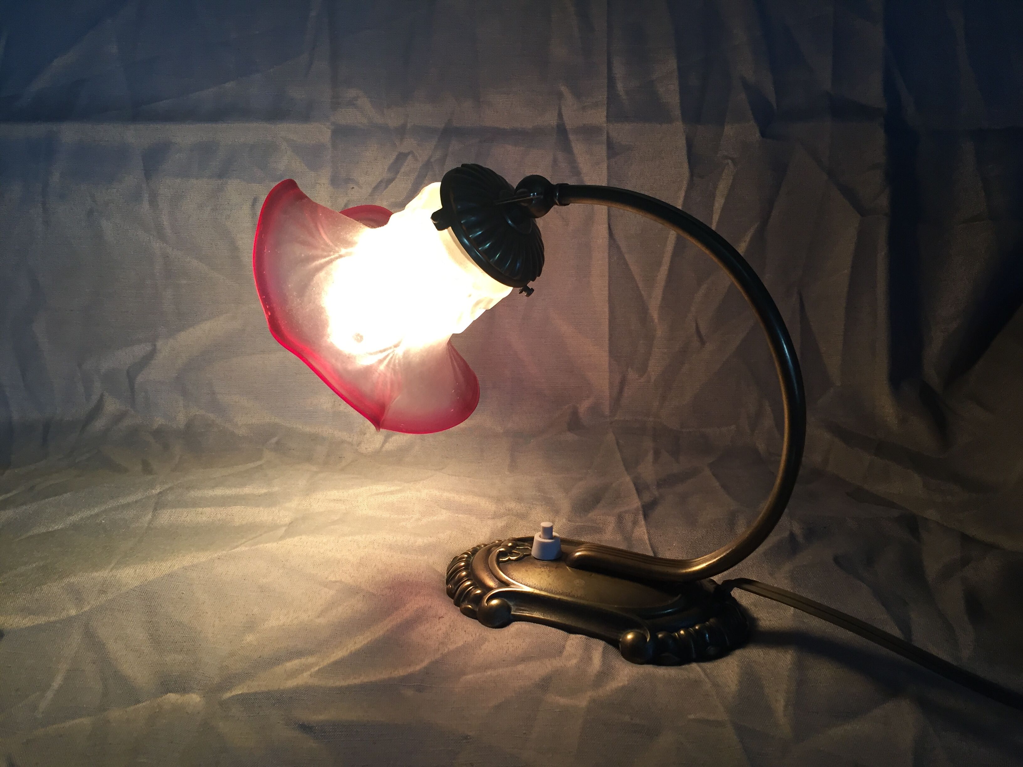 Lampe de bureau ou de chevet annees 1930 1940 en laiton et tulipe en verre depoli