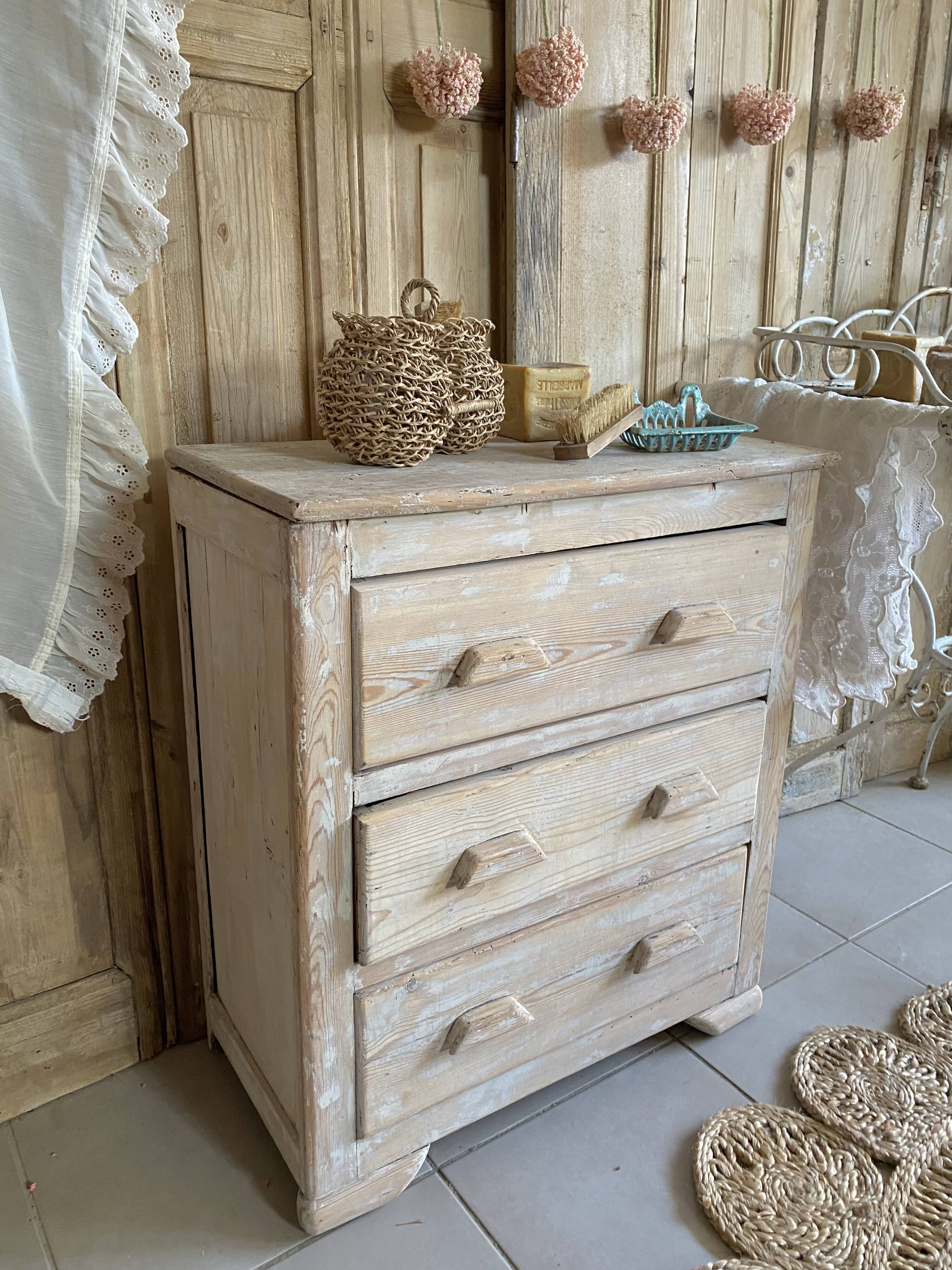 Wooden chest of drawers