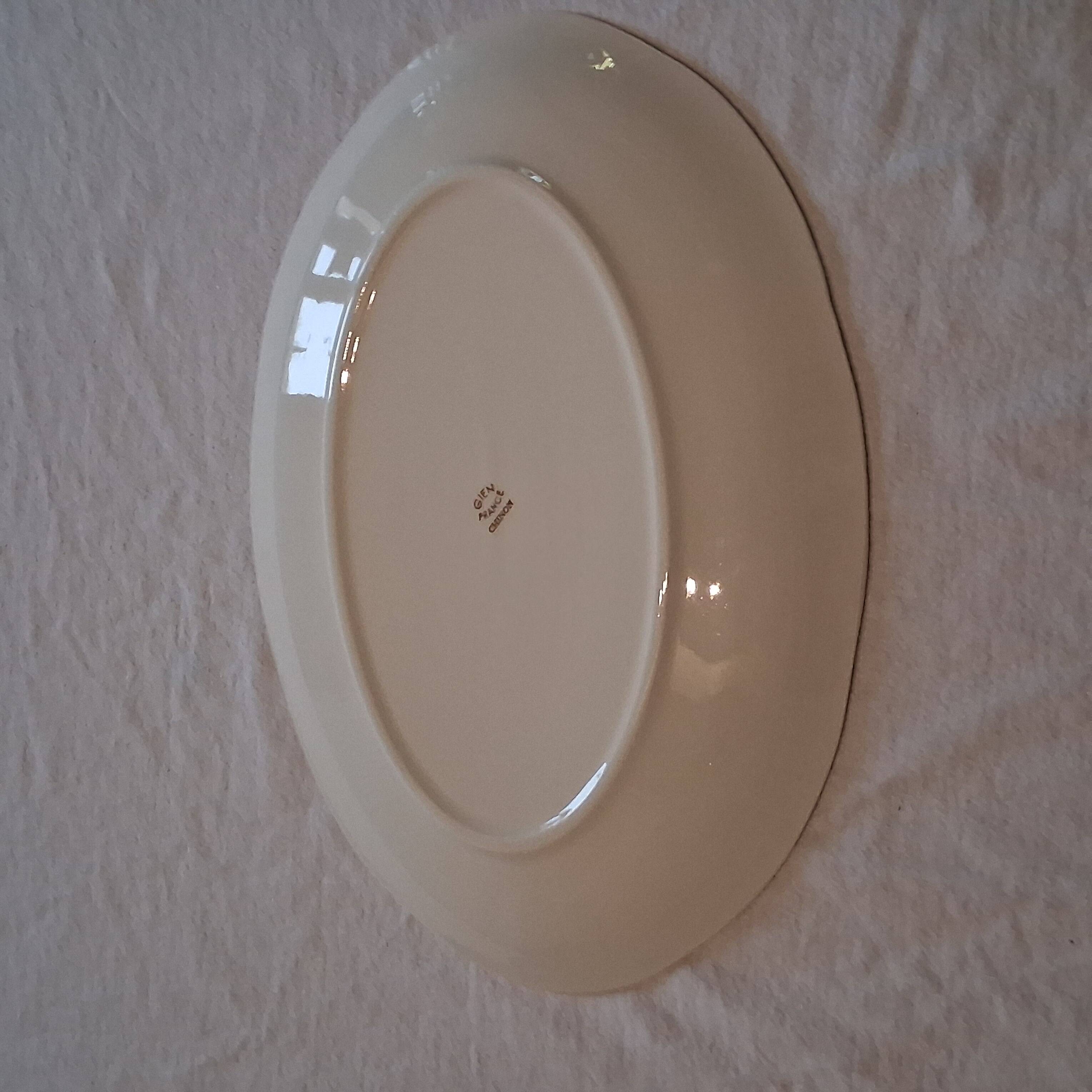 Serving dish from Gien model "Chinon" in very good condition.