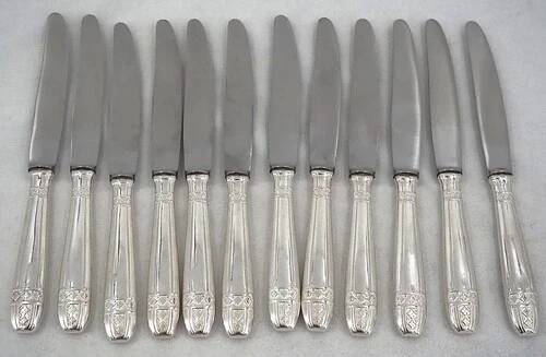 12 dessert, cheese, and hors d'oeuvre knives Grand Prix, Art Deco in silver-plated metal.