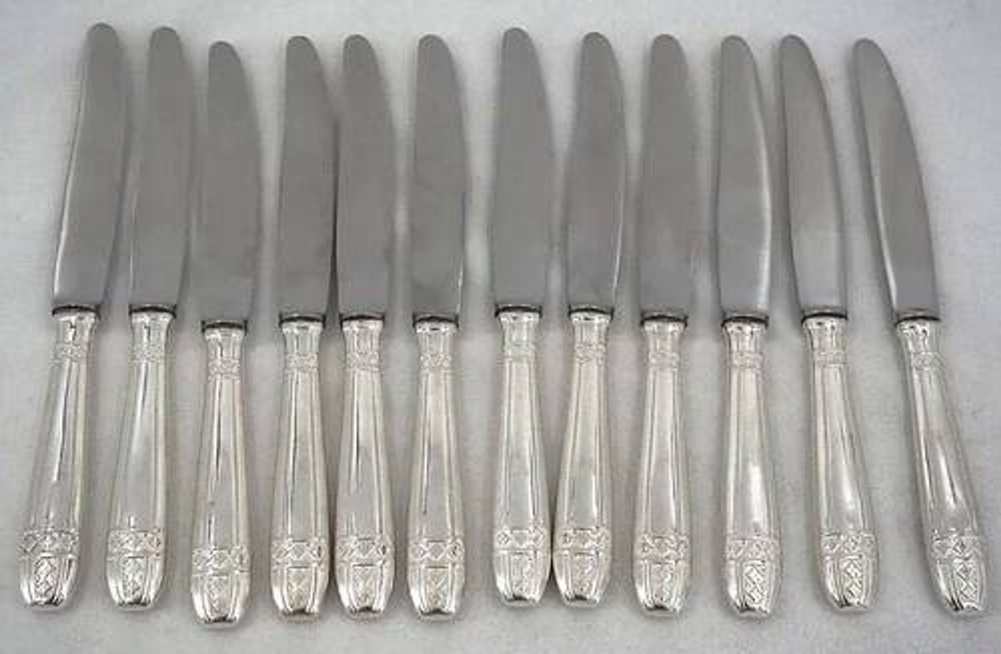 12 dessert, cheese, and hors d'oeuvre knives Grand Prix, Art Deco in silver-plated metal.