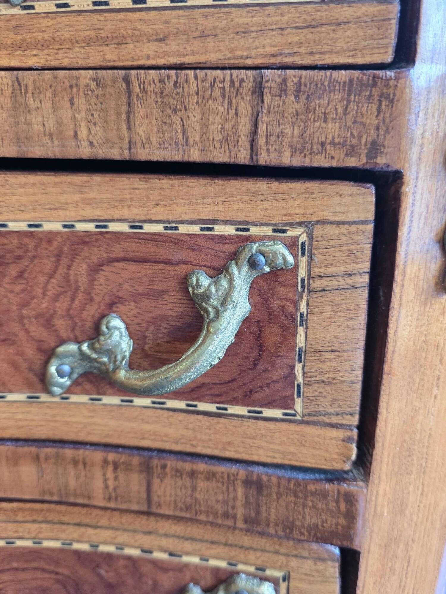 Commode galbée demi-lune en marqueterie – style Louis XV, fin XIXe siècle