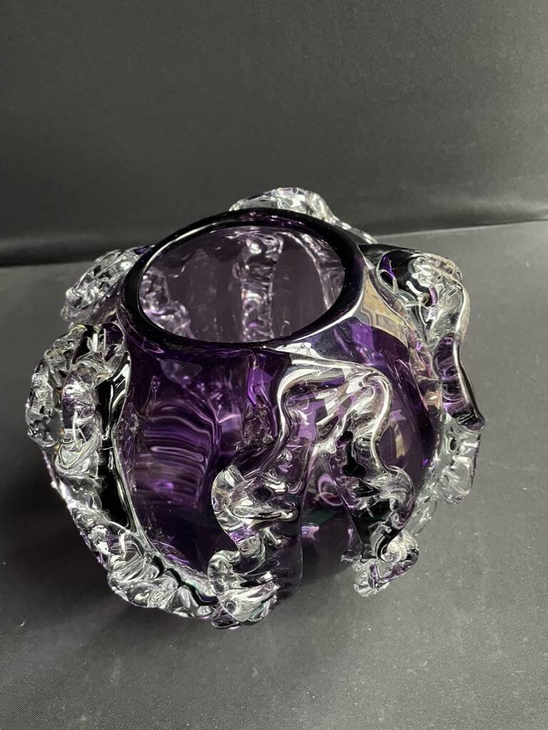 Gros vase boule à base plane en verre soufflé violet et blanc