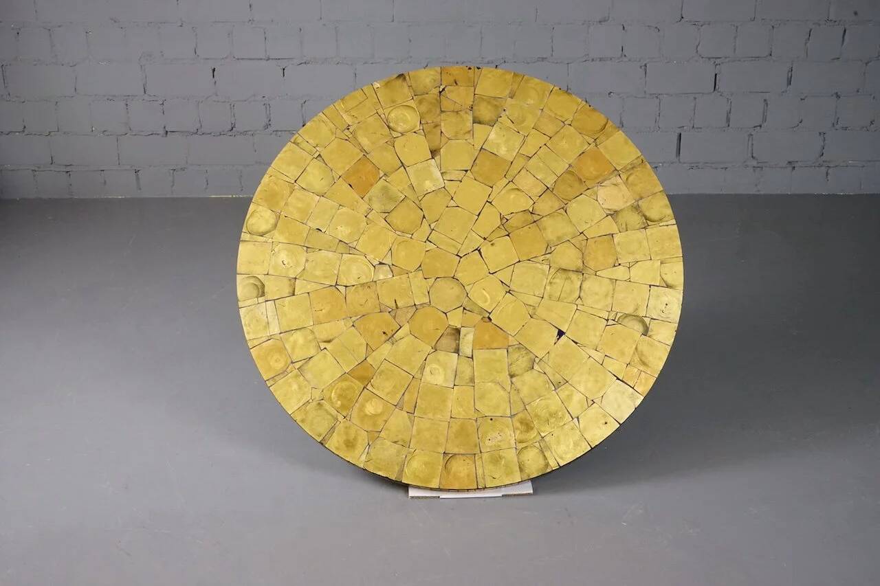 Table basse ornée d'une mosaïque à la feuille d'or 18 carats
