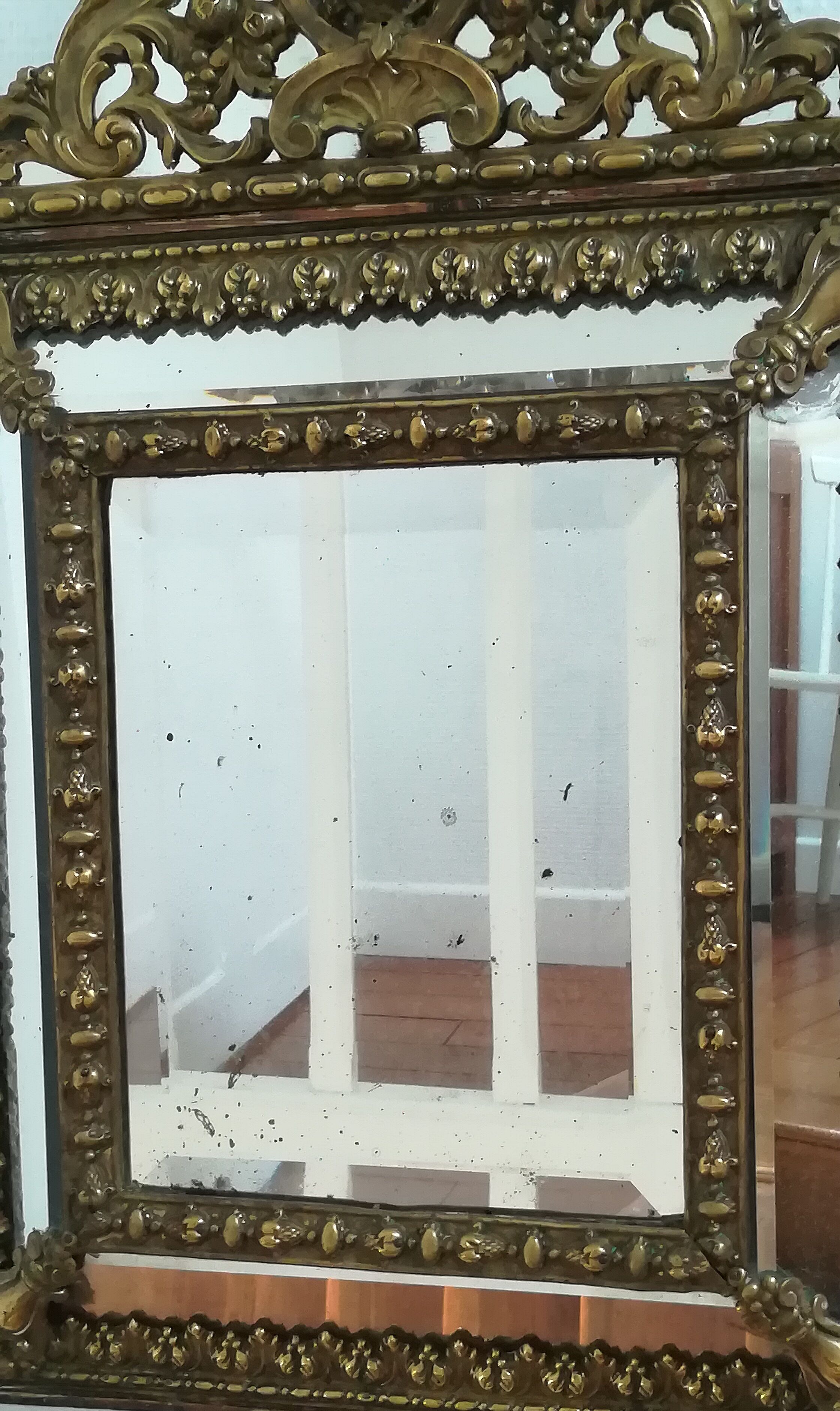 Miroir à parecloses en laiton repoussé et bois Napoléon III 43x70cm