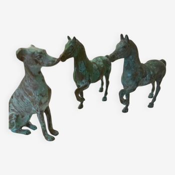 statues  de chevaux et chien en bronze
