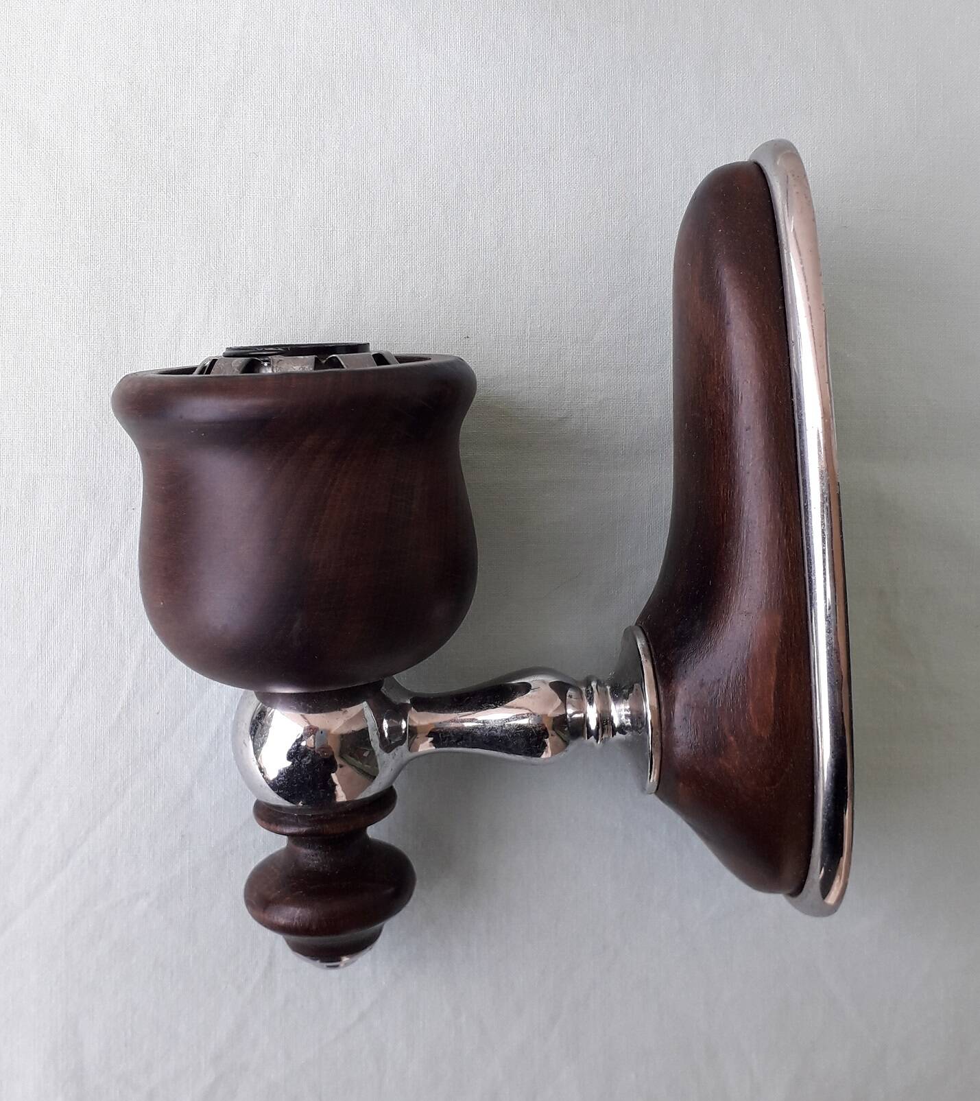 Paire d'appliques en métal chromé, bois et opaline