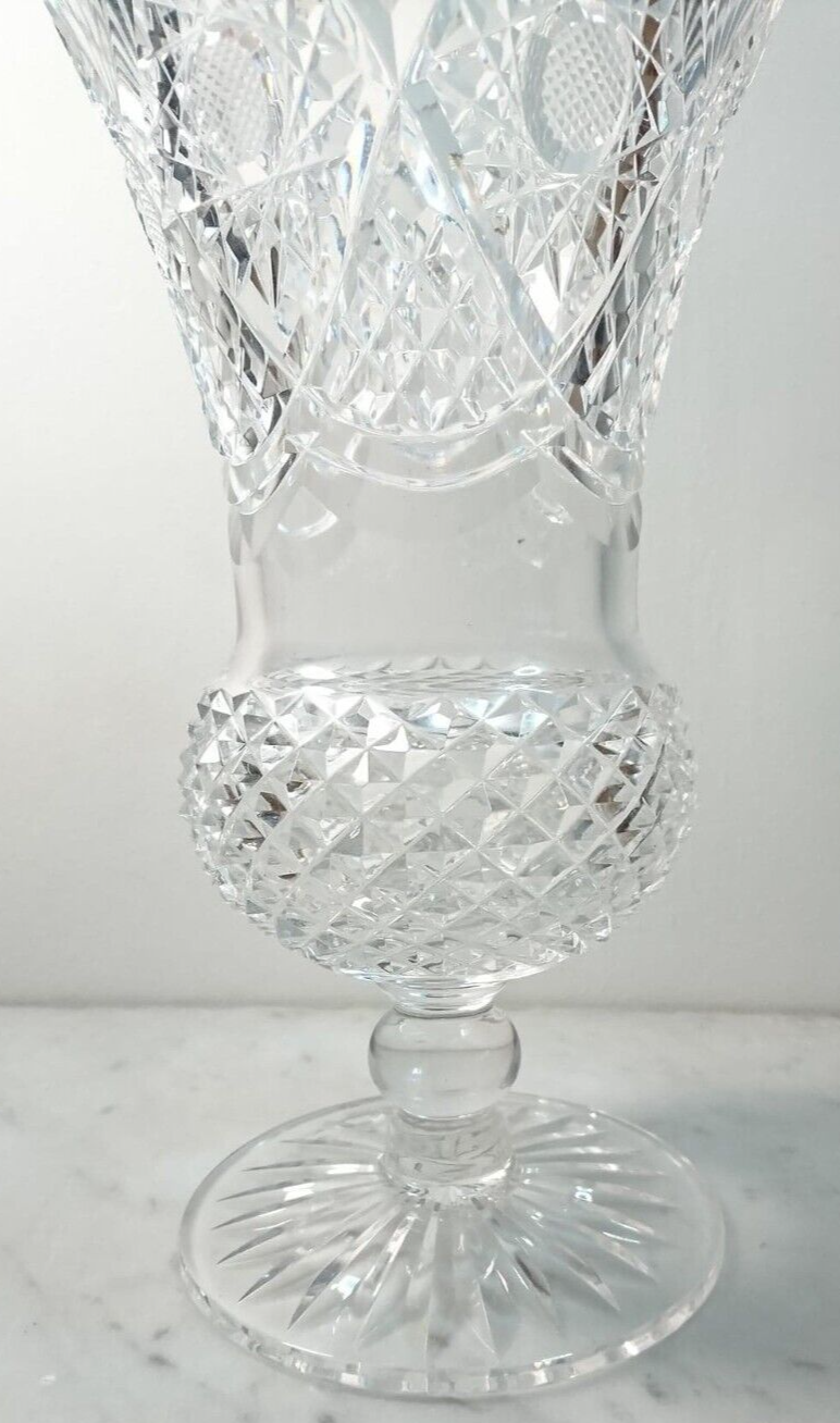 Vase en cristal taillé main sur piédouche
