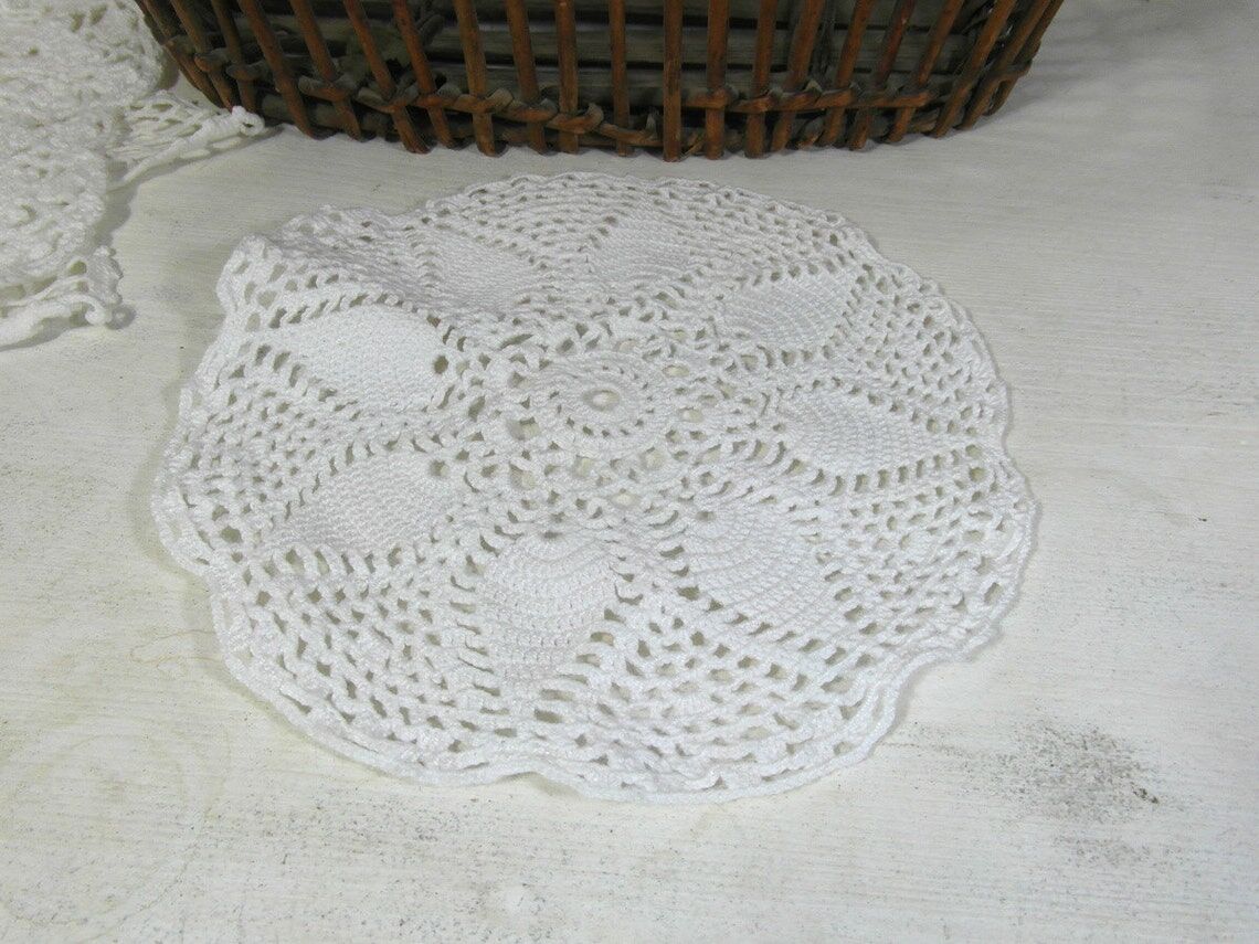 Round placemat in crocheted cotton lace