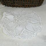Round placemat in crocheted cotton lace