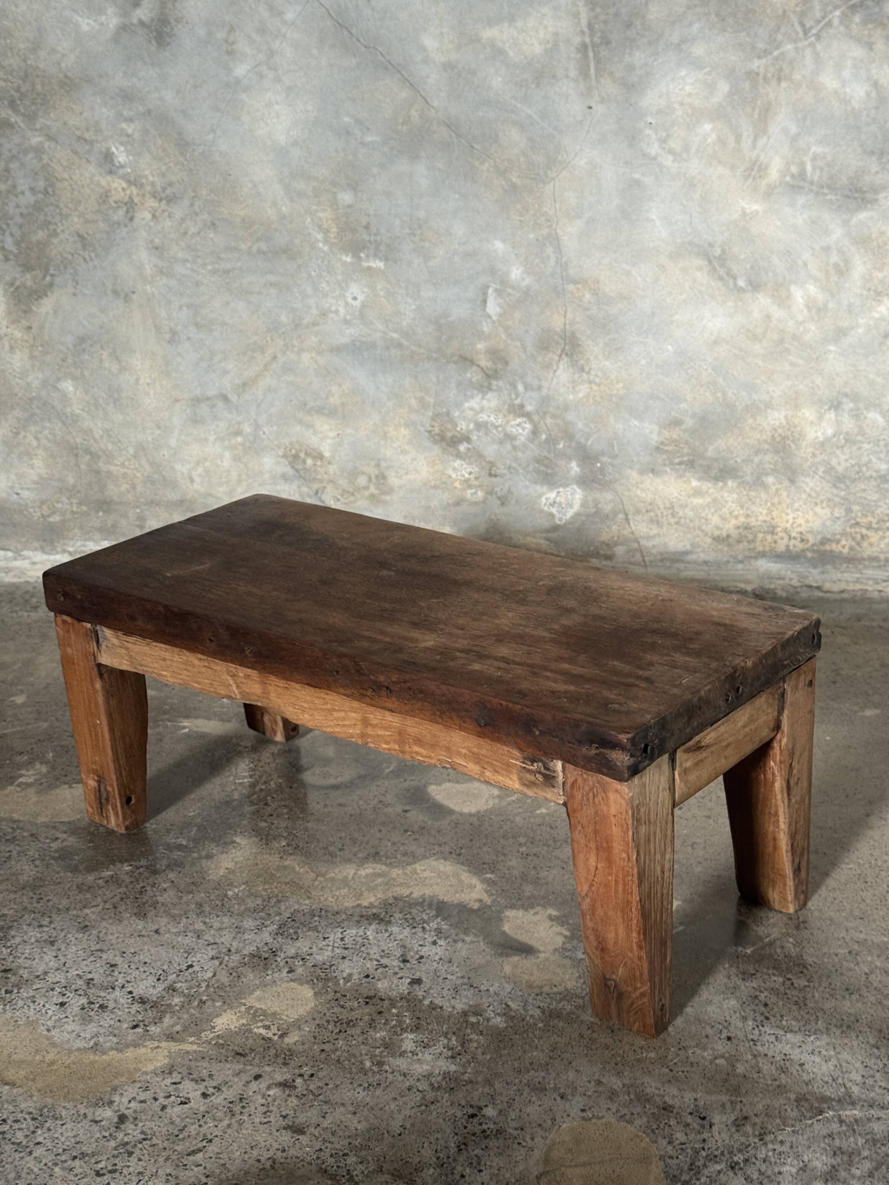 Petit banc en teck ancien rectangulaire quadripode d'Indonésie H20 L45