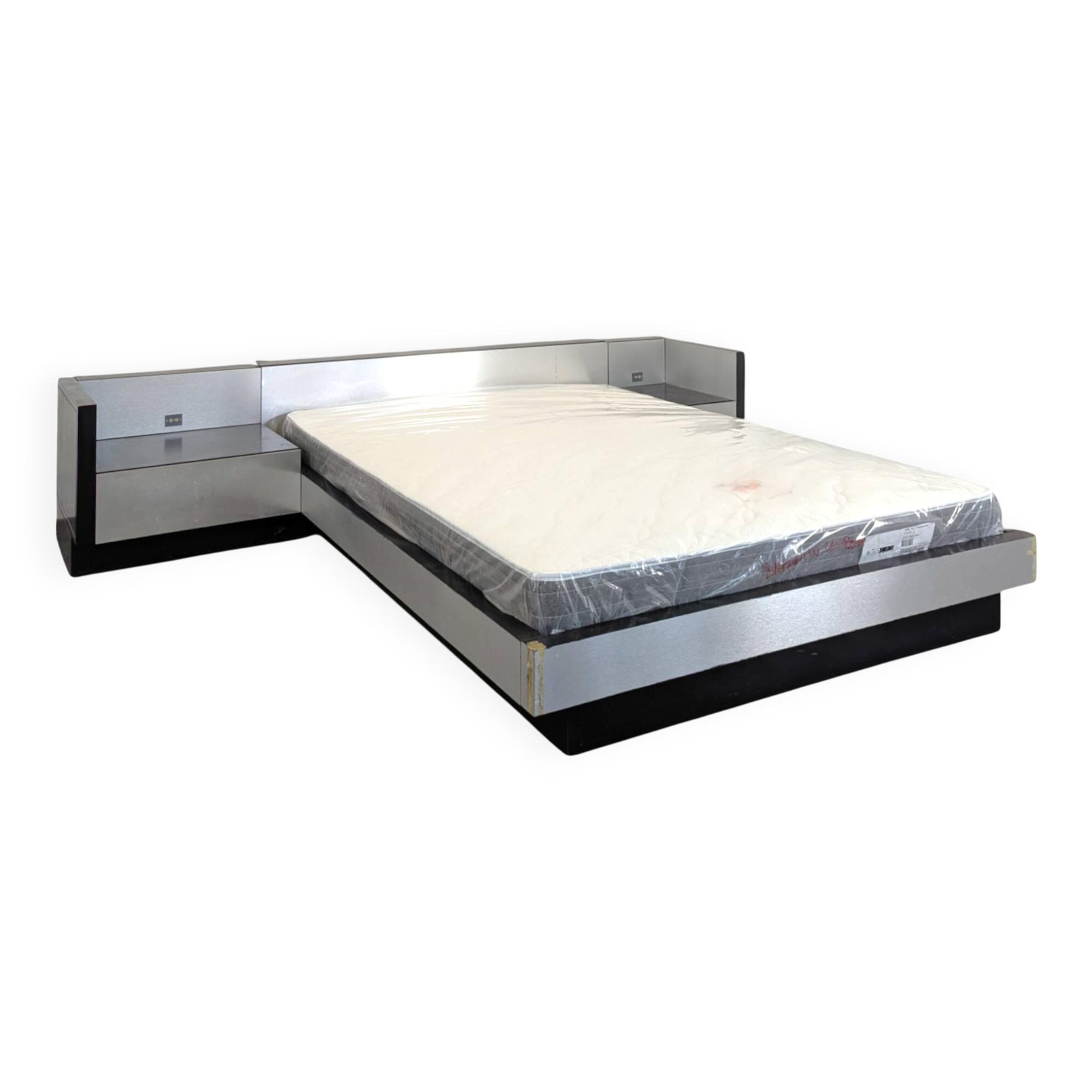 Lit et chevet en aluminium brossé Roche Bobois Camora Nova