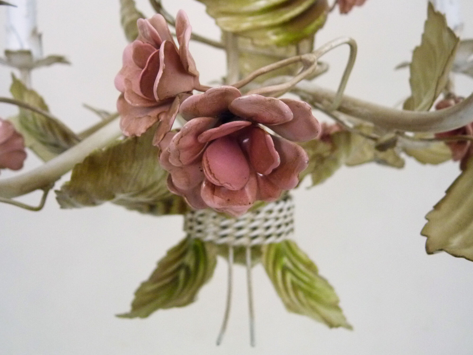 Painted metal chandelier decorated with pink and foliage with 5 lights. Year 80 90