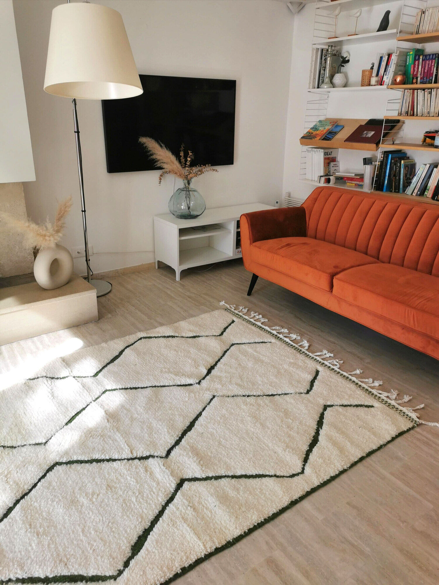 Magnificent Berber carpet Béni Ouarain green and white with diamonds and braided border