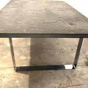 Table basse en pierre naturelle de schiste bitumineux par Studio Draenert