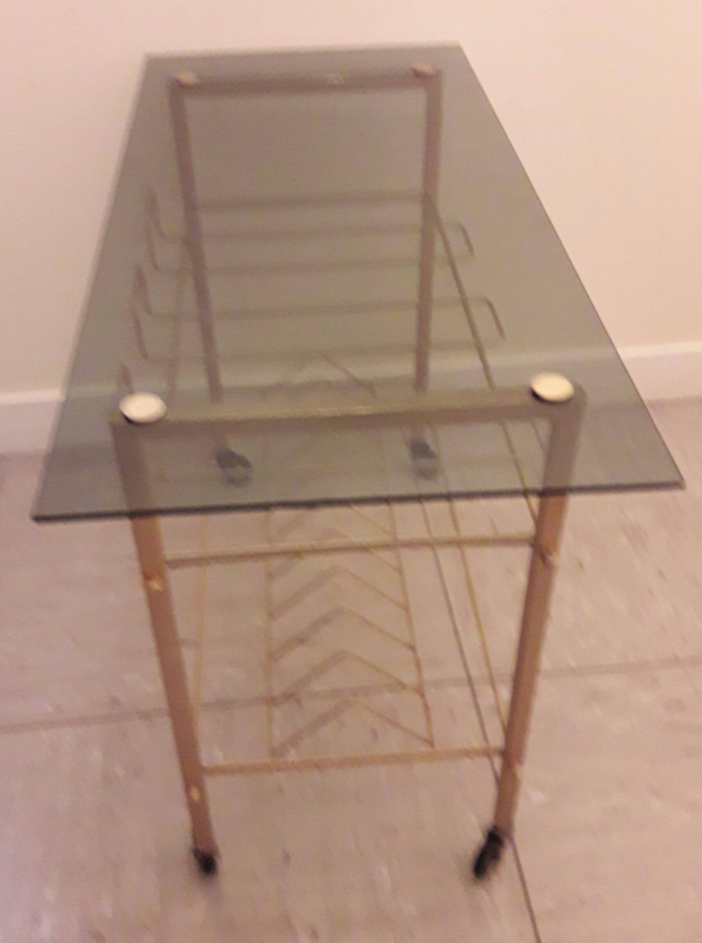 Table d'appoint pour tourne disque verre fumé et métal doré 70's