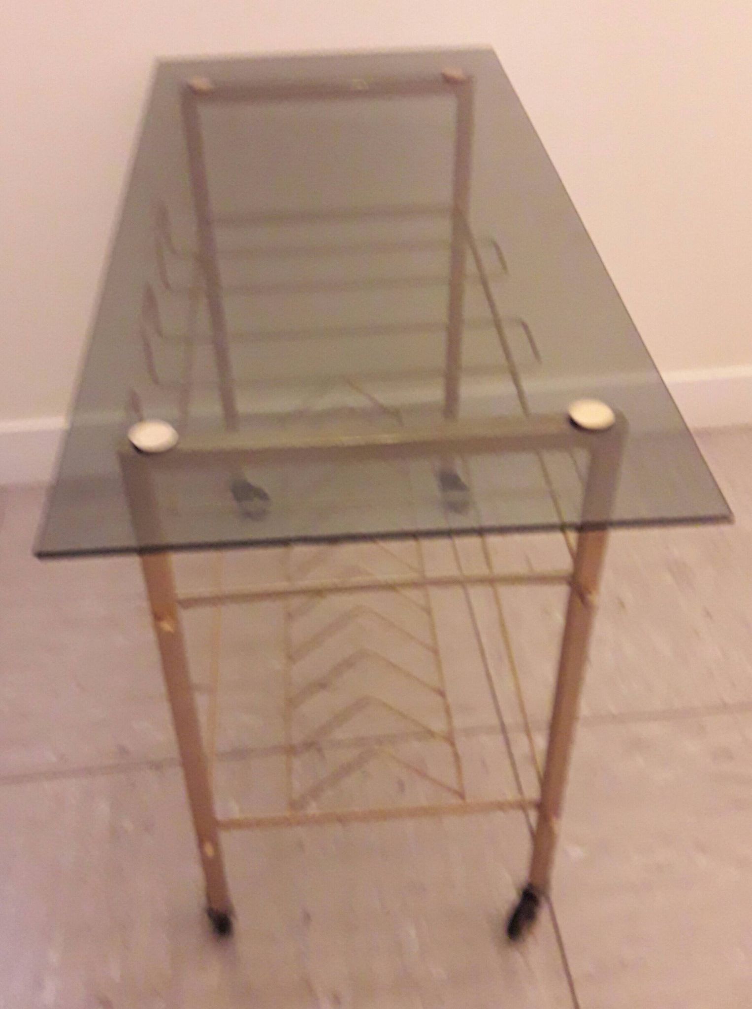 Table d'appoint pour tourne disque verre fumé et métal doré 70's