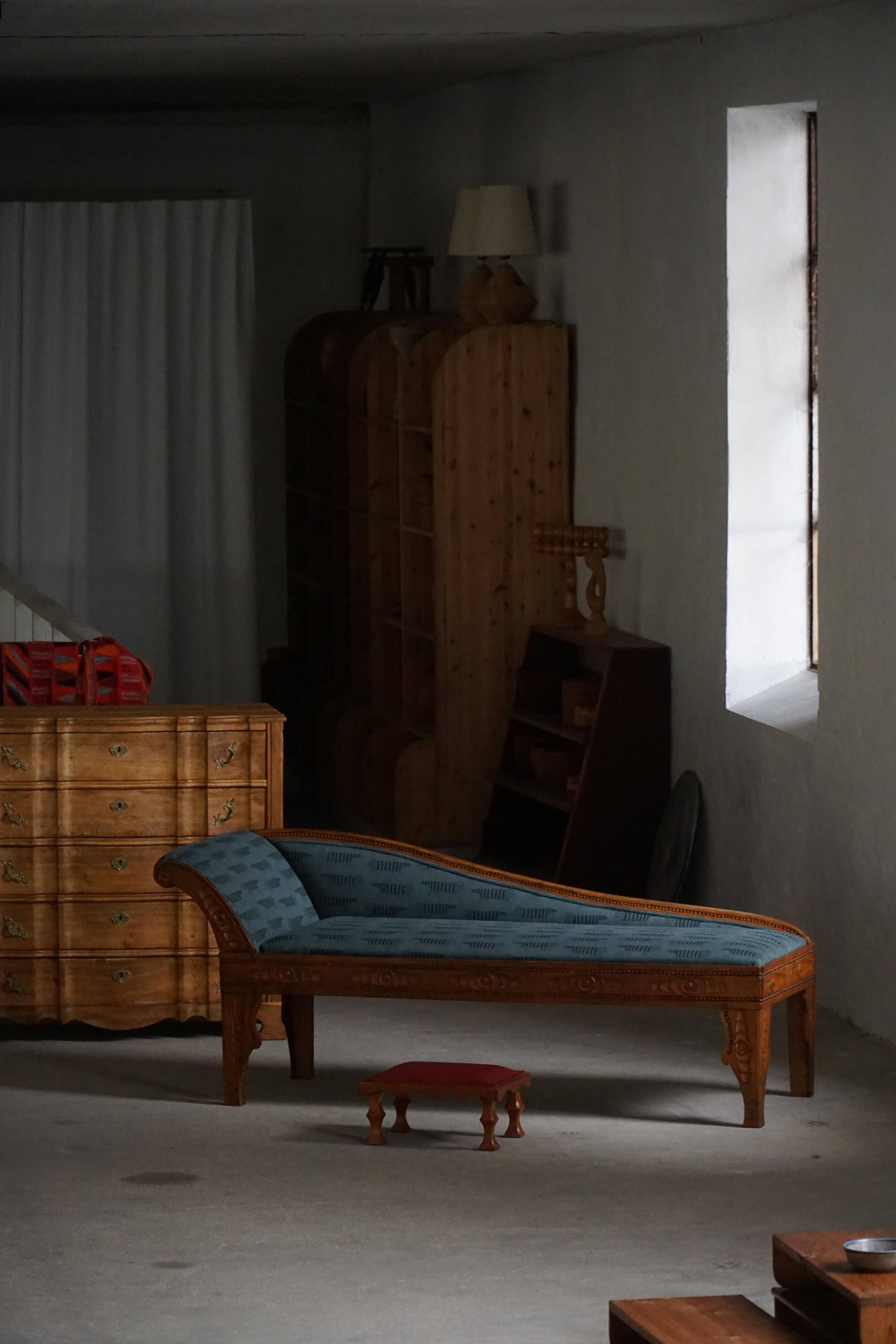 Danish Art Nouveau chaise longue in oak and "Mikey" upholstery by Lisa Larson, 1920s.