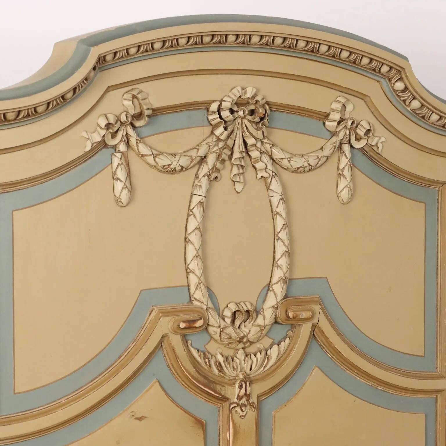 Lit ancien de style néoclassique en hêtre laqué, manufacture Luigi Gatti, XXe siècle