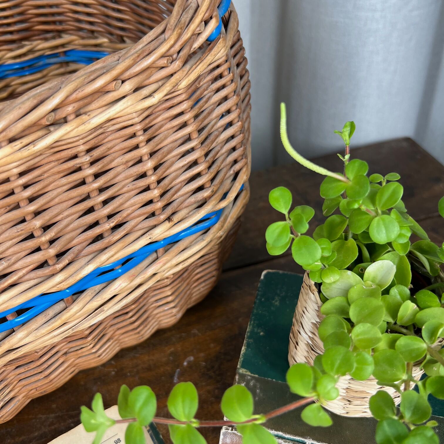 Panier en osier avec anse et scoubidou bleu