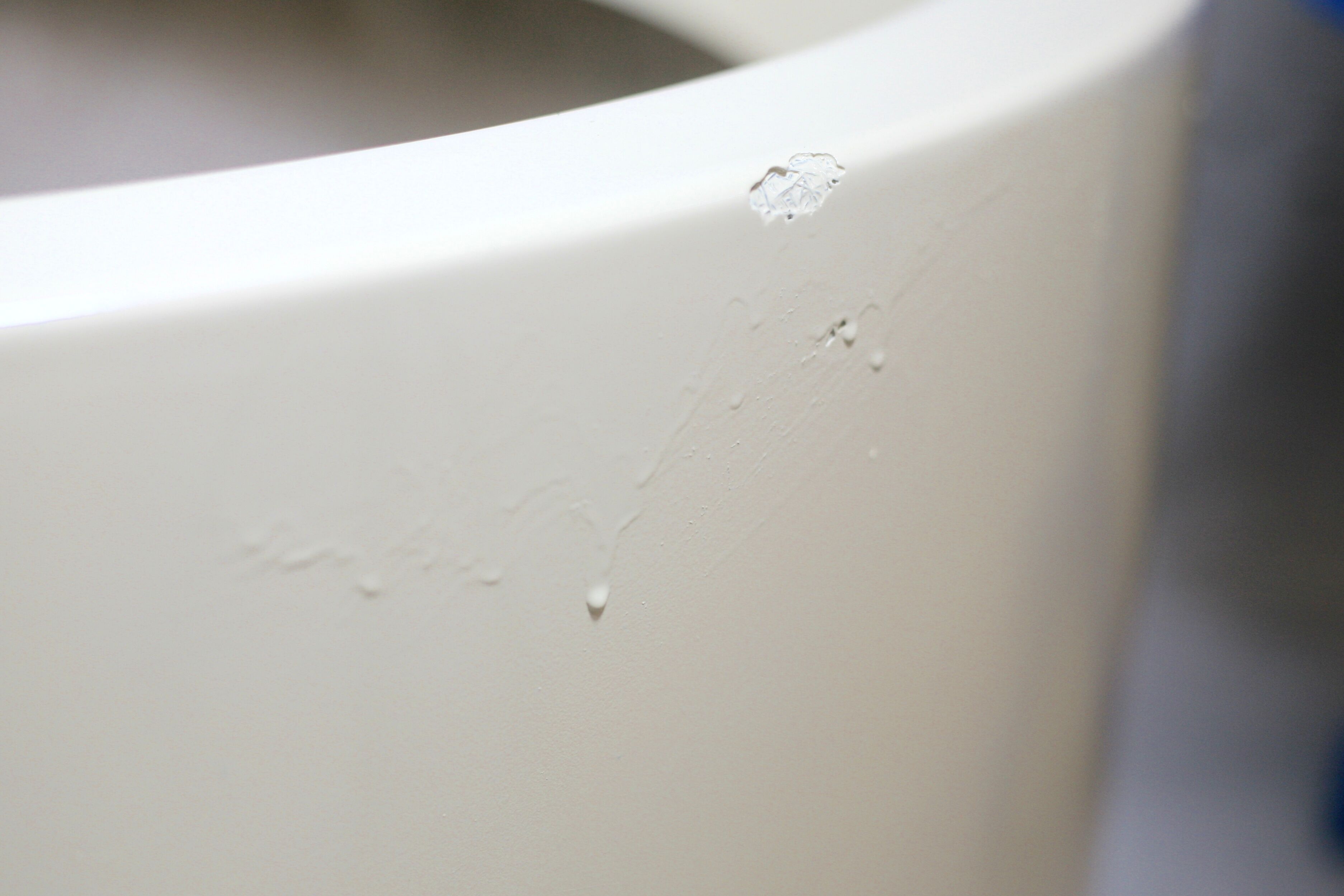 Important cylindrical planter in cream lacquered fiberglass, circa 1970