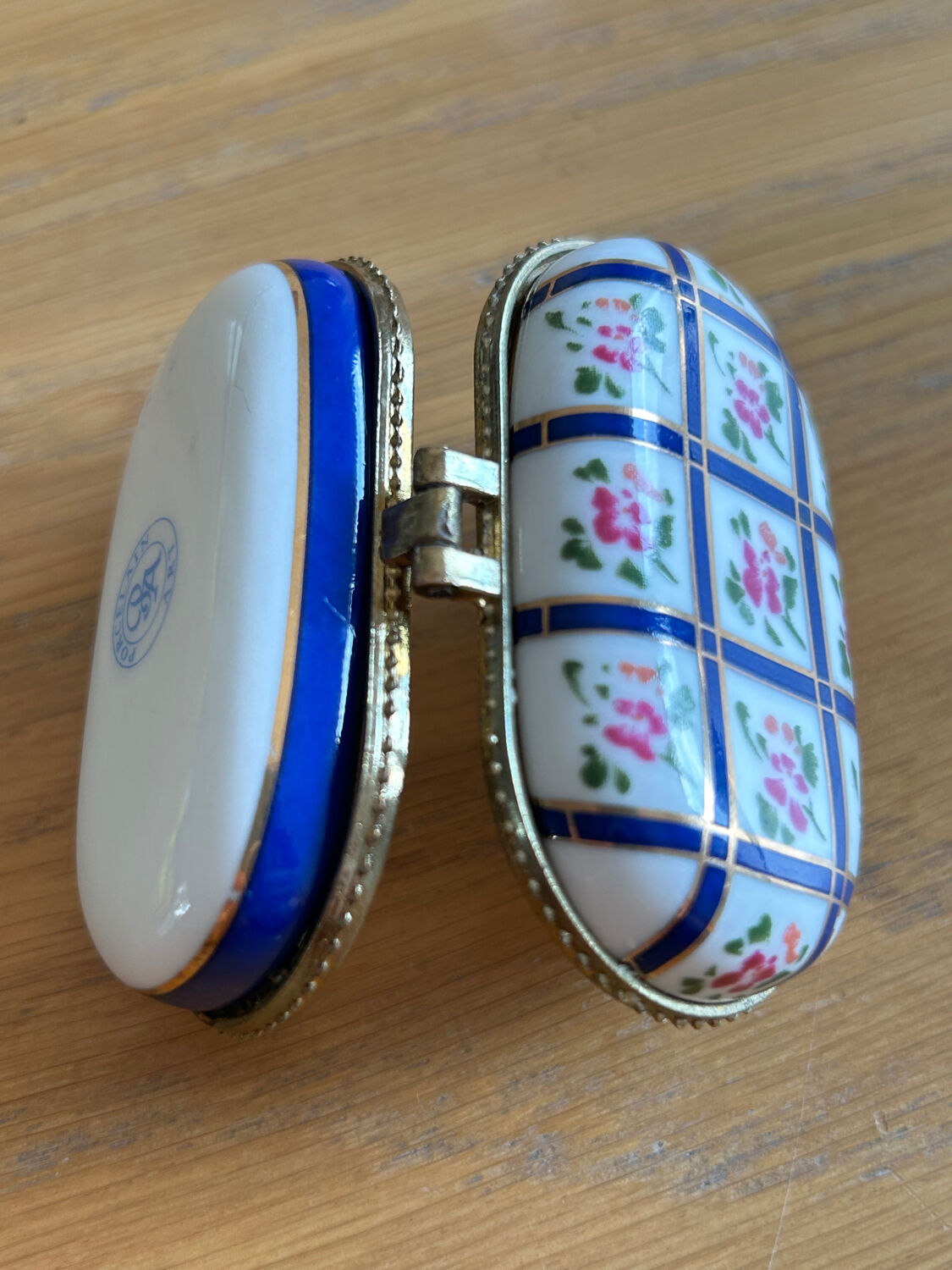 Porcelain pillbox