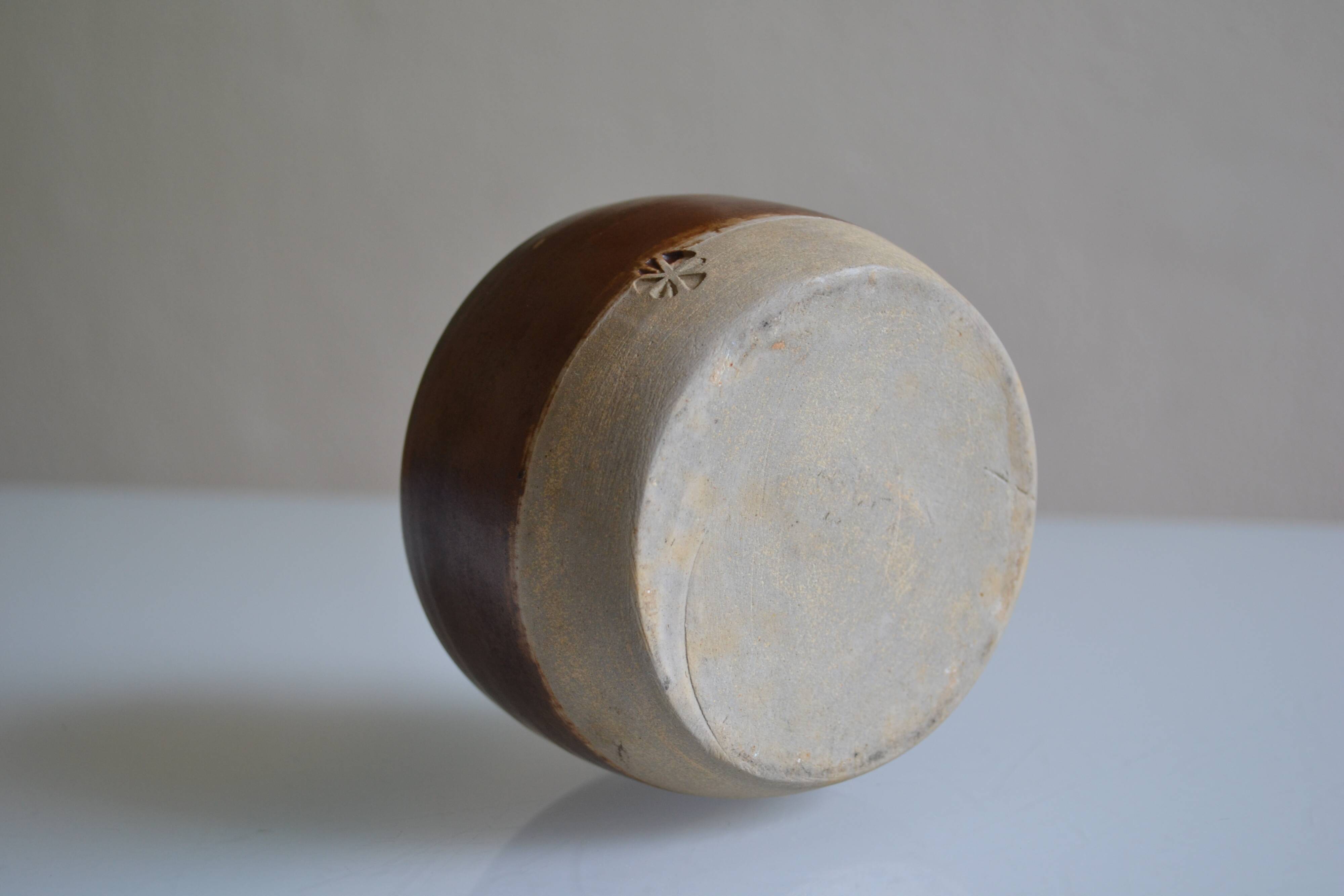Vase bouteille en grès cachet trèfle à identifier