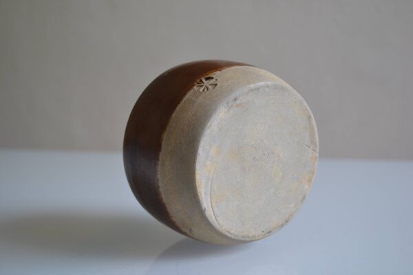 Vase bouteille en grès cachet trèfle à identifier