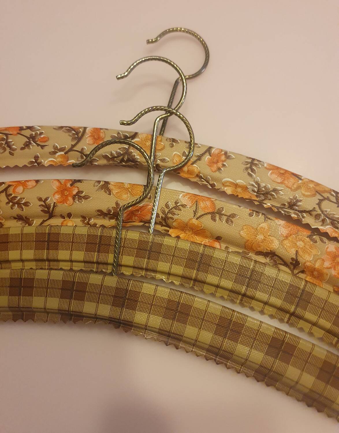Lot de 4 cintres vintage 70's 
bois recouvert de tissu plastique 
2 motif tartan carreaux écossais beige camel marron 
vintage