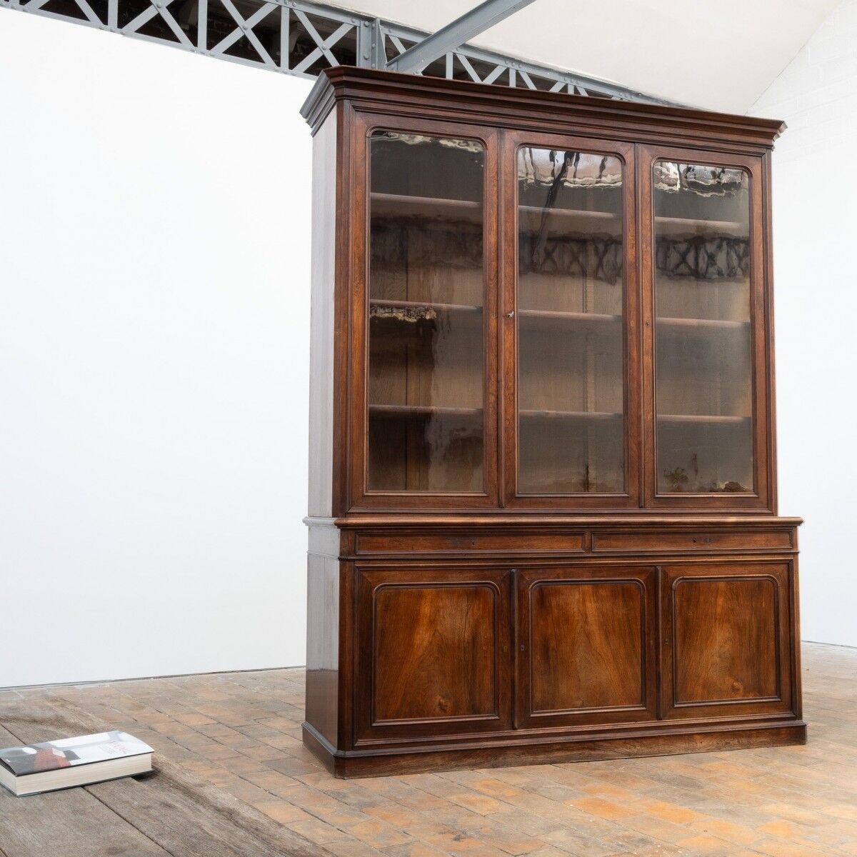 Large glass-fronted library in rosewood from the 19th century.