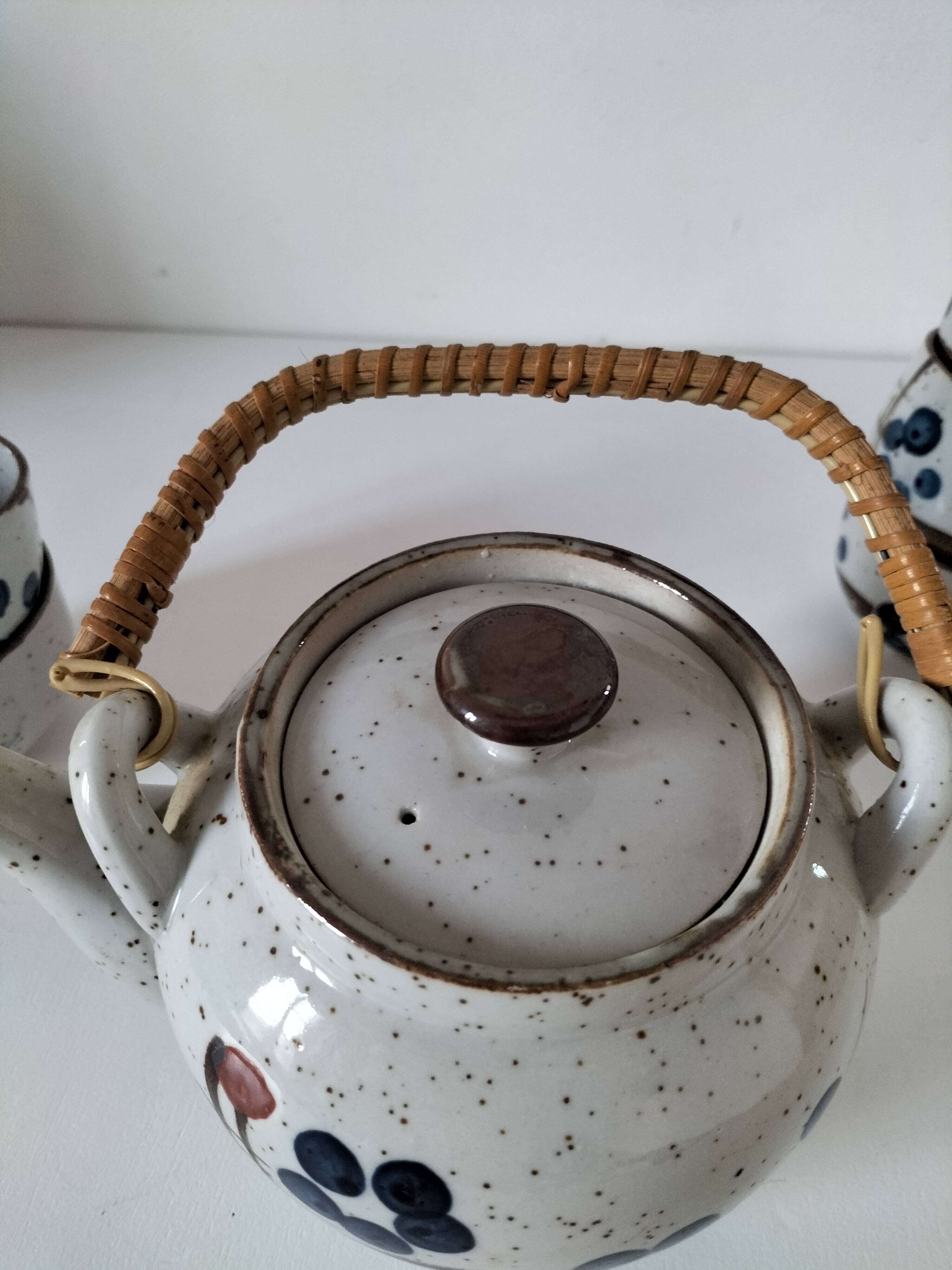 Japanese teapot and cups