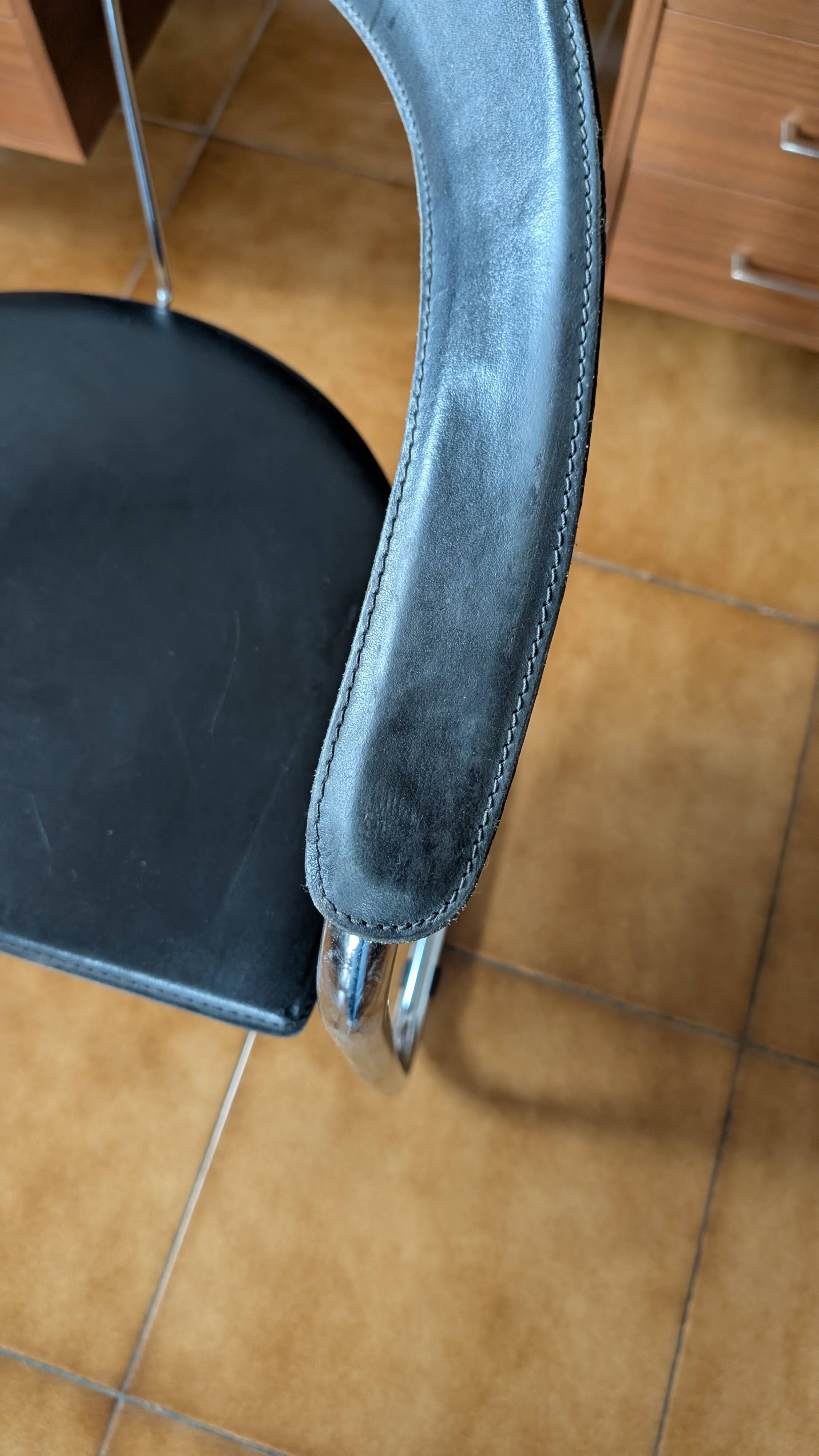 Fauteuil cantilever vintage cuir noir & chrome – années 70/80