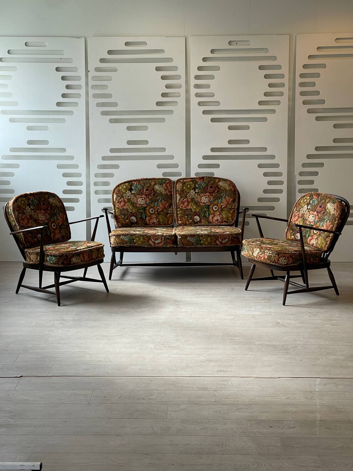Ercol lounge, Windsor model, 1 two-seater sofa and 2 armchairs.