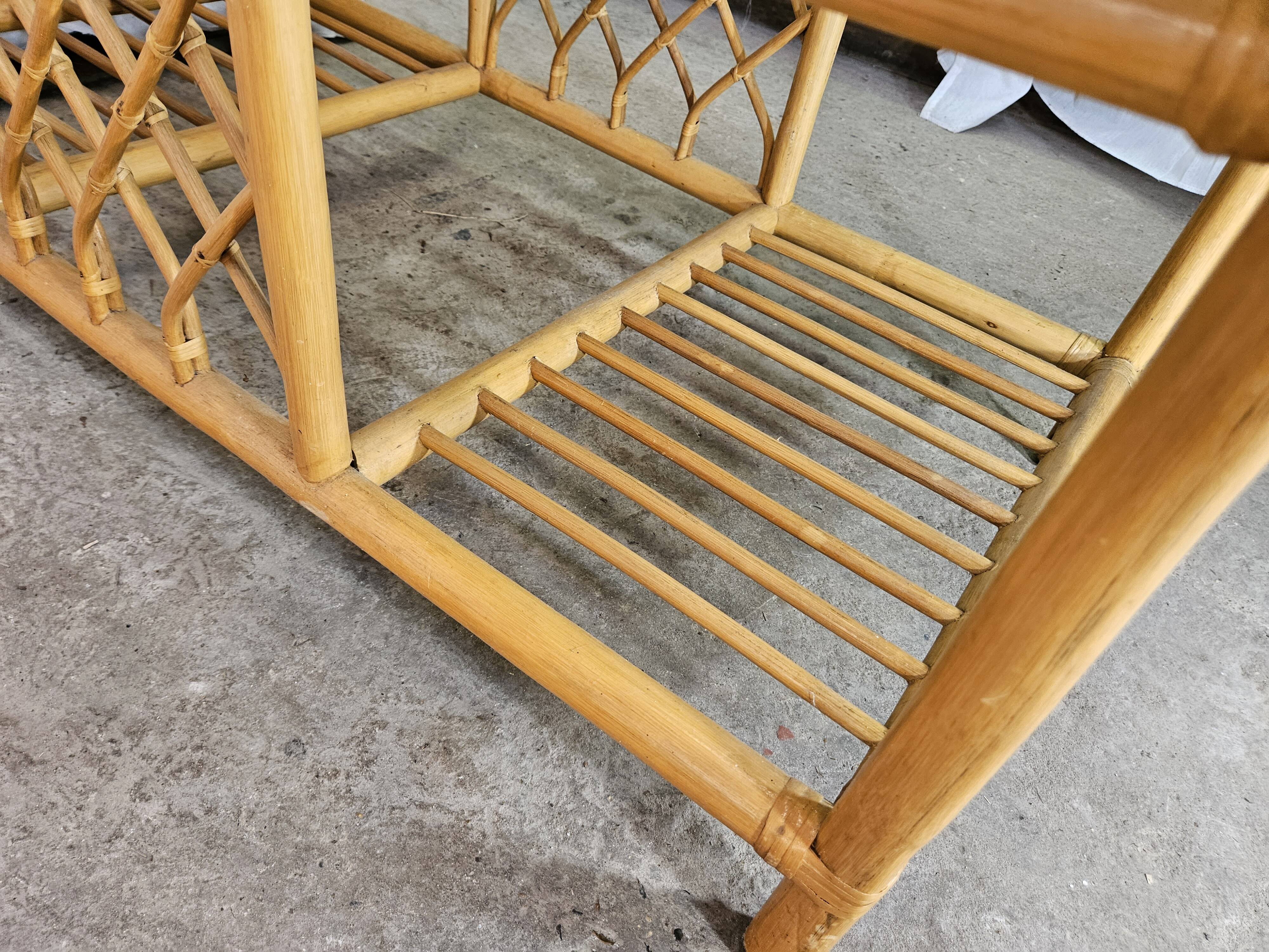 Table basse en rotin dessus verre fumé 1970
