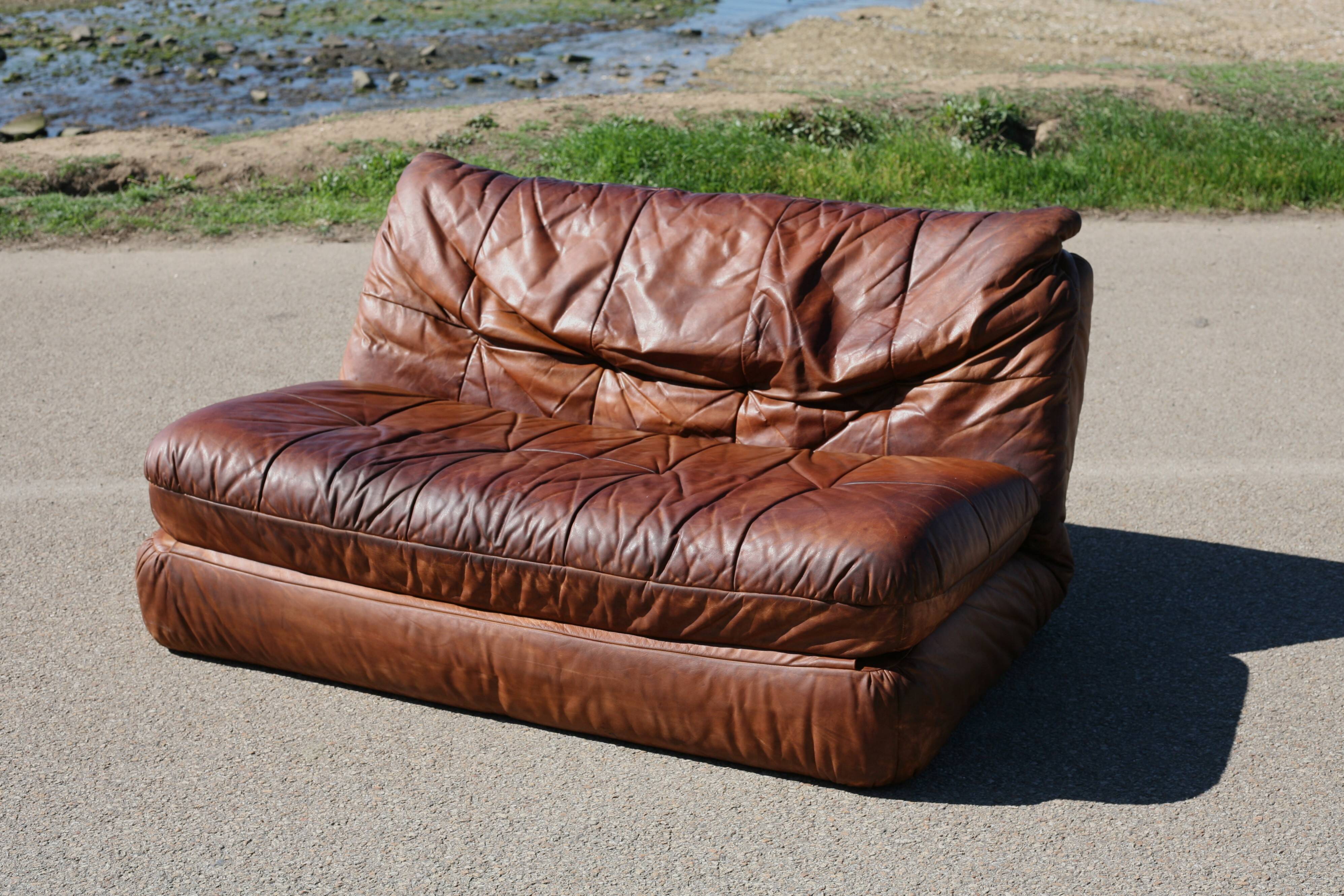 Canapé cuir vintage années 70 convertible