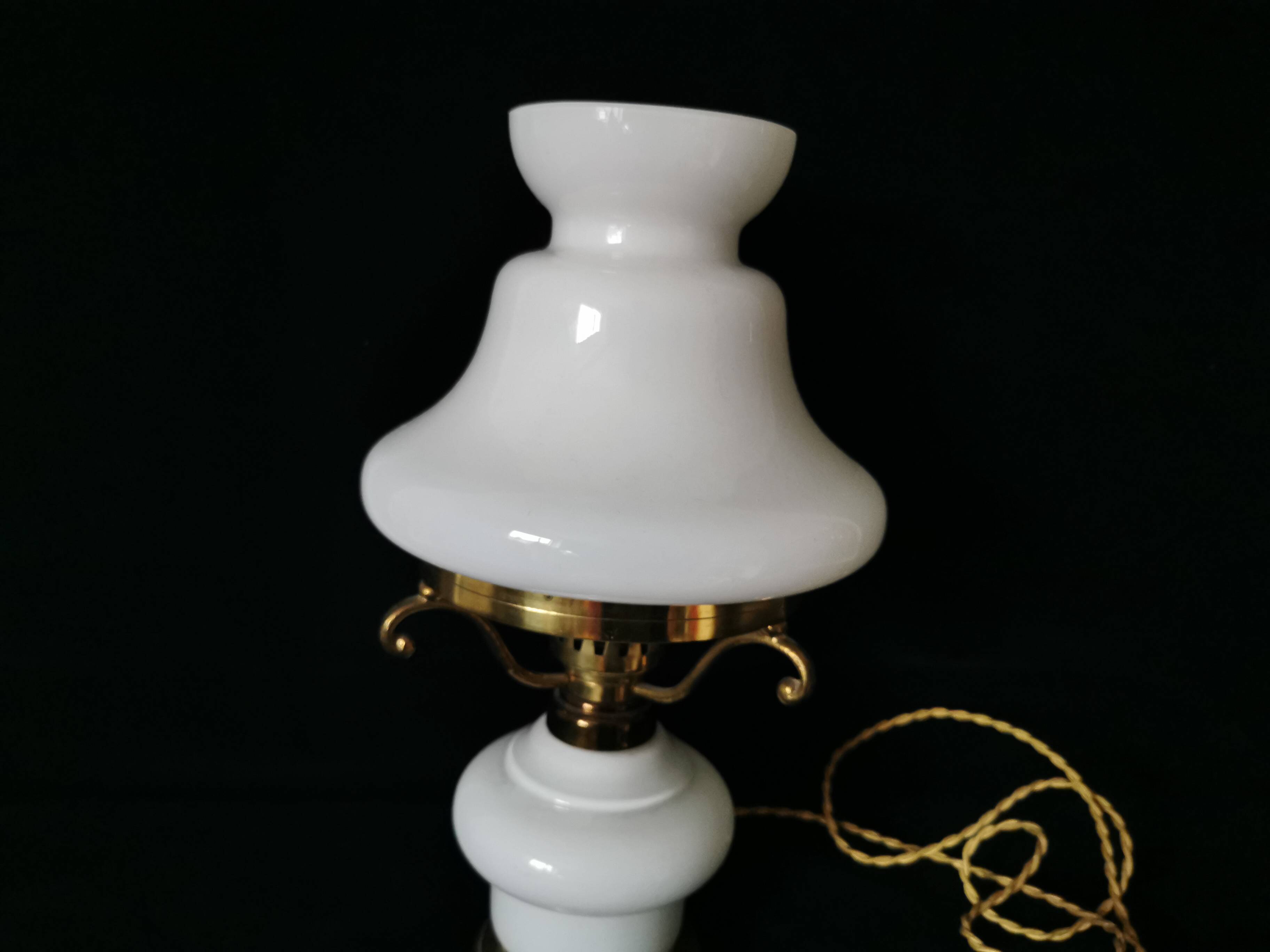 lampe de chevet en opaline blanche