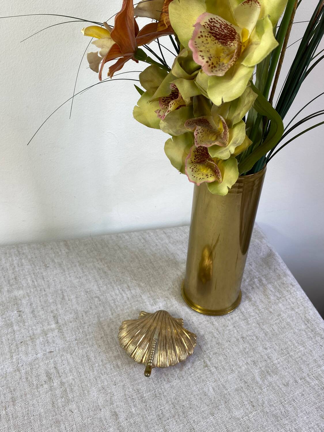 Brass scallop shell emptier