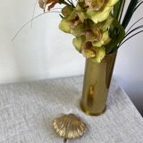 Brass scallop shell emptier