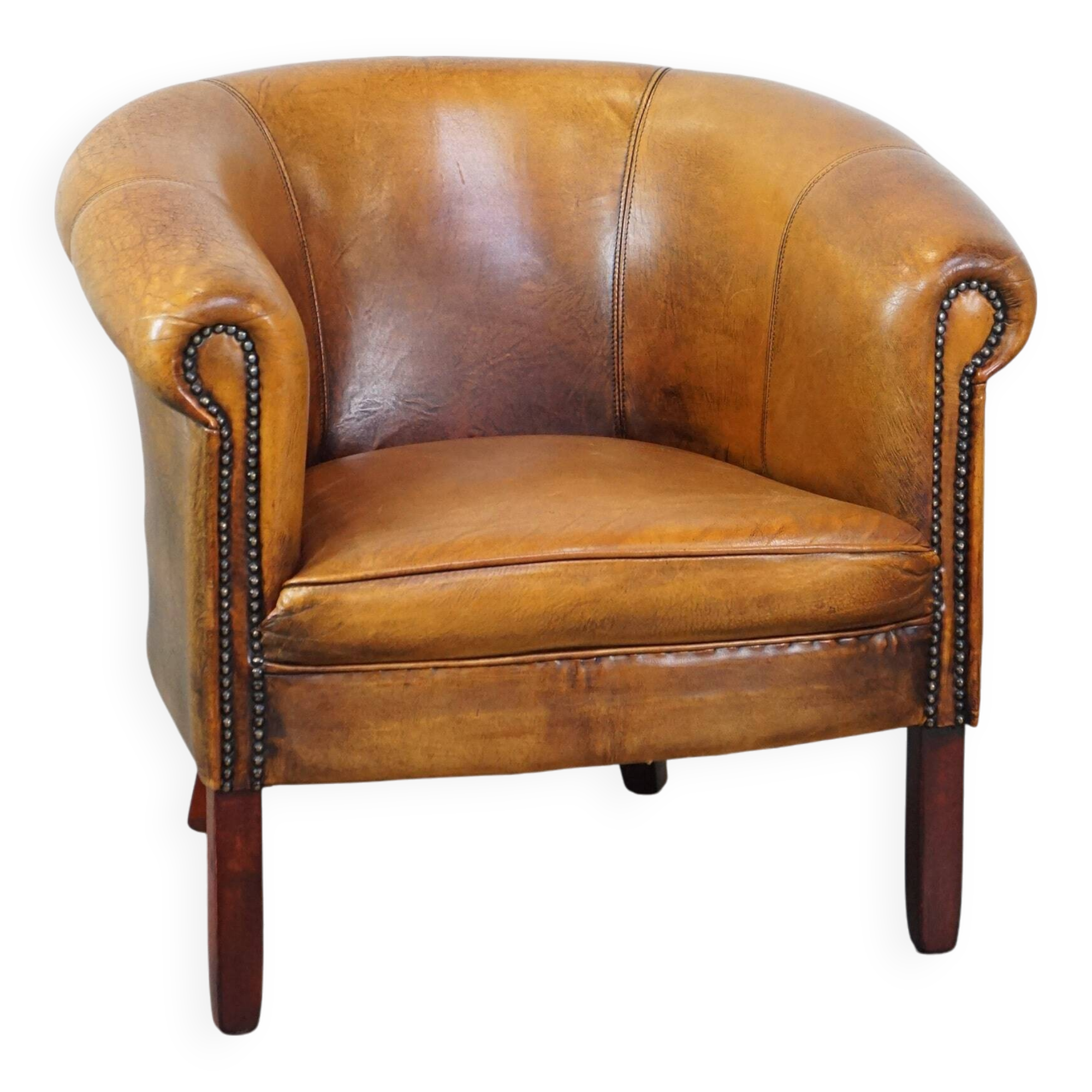 Fauteuil club en peau de mouton subtile avec finition cloutée décorative