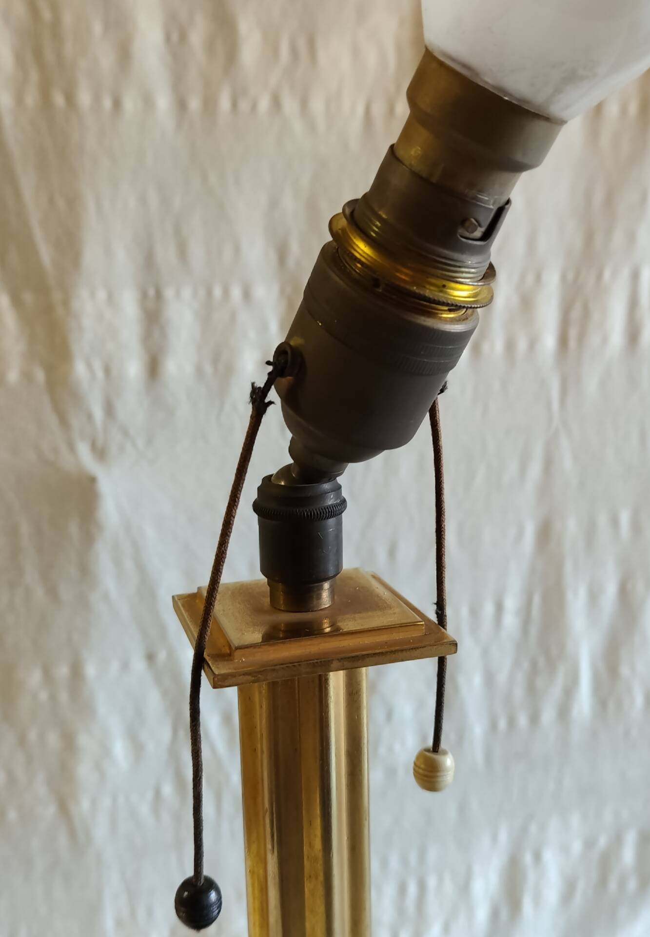 Table lamp base in leather and brass - 50s design